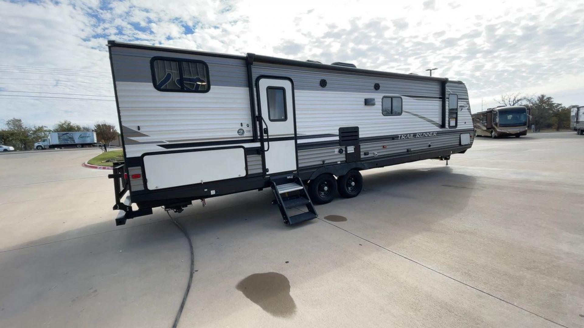 2021 HEARTLAND TRAIL RUNNER 31DB (5SFEB3720ME) , Length: 36.75 ft. | Dry Weight: 7,240 lbs. | Gross Weight: 9,600 lbs | Slides: 1 transmission, located at 4319 N Main Street, Cleburne, TX, 76033, (817) 221-0660, 32.435829, -97.384178 - Photo#1