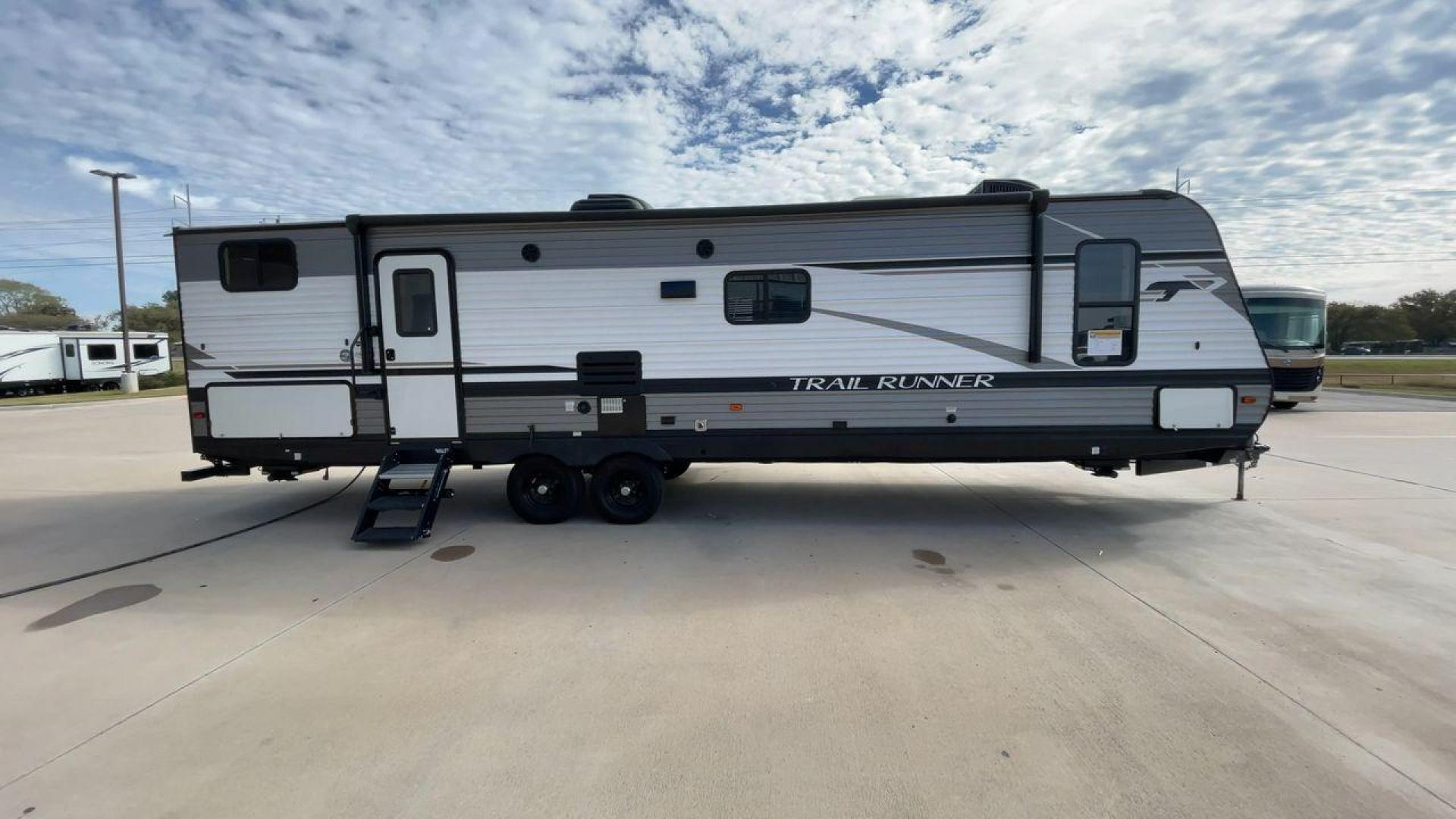 2021 HEARTLAND TRAIL RUNNER 31DB (5SFEB3720ME) , Length: 36.75 ft. | Dry Weight: 7,240 lbs. | Gross Weight: 9,600 lbs | Slides: 1 transmission, located at 4319 N Main Street, Cleburne, TX, 76033, (817) 221-0660, 32.435829, -97.384178 - Photo#2