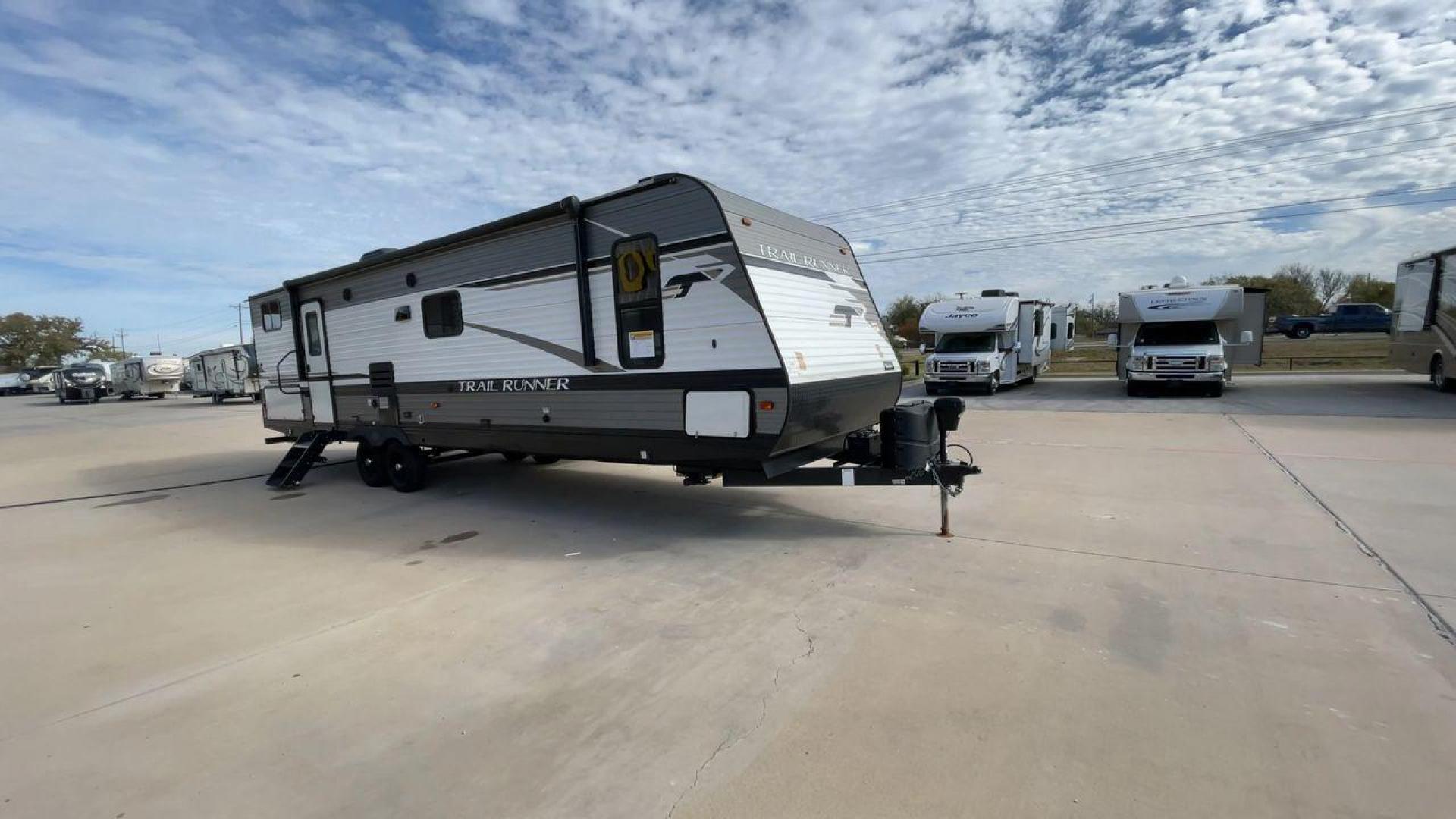 2021 HEARTLAND TRAIL RUNNER 31DB (5SFEB3720ME) , Length: 36.75 ft. | Dry Weight: 7,240 lbs. | Gross Weight: 9,600 lbs | Slides: 1 transmission, located at 4319 N Main Street, Cleburne, TX, 76033, (817) 221-0660, 32.435829, -97.384178 - Photo#3