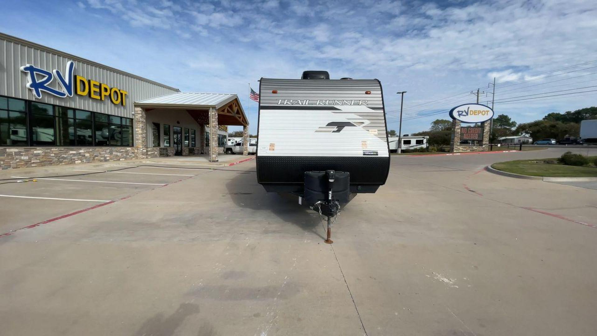 2021 HEARTLAND TRAIL RUNNER 31DB (5SFEB3720ME) , Length: 36.75 ft. | Dry Weight: 7,240 lbs. | Gross Weight: 9,600 lbs | Slides: 1 transmission, located at 4319 N Main Street, Cleburne, TX, 76033, (817) 221-0660, 32.435829, -97.384178 - Photo#4