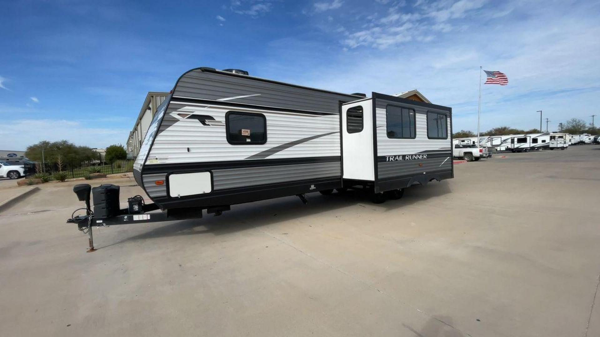 2021 HEARTLAND TRAIL RUNNER 31DB (5SFEB3720ME) , Length: 36.75 ft. | Dry Weight: 7,240 lbs. | Gross Weight: 9,600 lbs | Slides: 1 transmission, located at 4319 N Main Street, Cleburne, TX, 76033, (817) 221-0660, 32.435829, -97.384178 - Photo#5