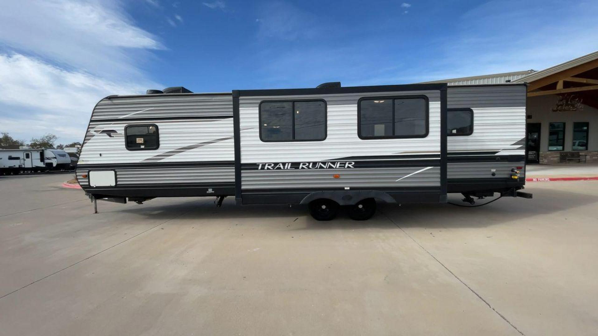 2021 HEARTLAND TRAIL RUNNER 31DB (5SFEB3720ME) , Length: 36.75 ft. | Dry Weight: 7,240 lbs. | Gross Weight: 9,600 lbs | Slides: 1 transmission, located at 4319 N Main Street, Cleburne, TX, 76033, (817) 221-0660, 32.435829, -97.384178 - Photo#6