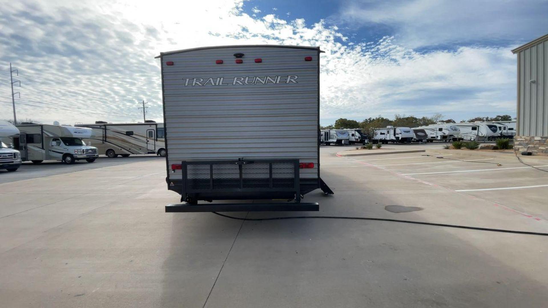 2021 HEARTLAND TRAIL RUNNER 31DB (5SFEB3720ME) , Length: 36.75 ft. | Dry Weight: 7,240 lbs. | Gross Weight: 9,600 lbs | Slides: 1 transmission, located at 4319 N Main Street, Cleburne, TX, 76033, (817) 221-0660, 32.435829, -97.384178 - Photo#8