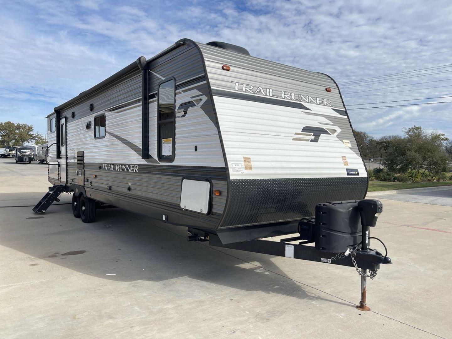 2021 HEARTLAND TRAIL RUNNER 31DB (5SFEB3720ME) , Length: 36.75 ft. | Dry Weight: 7,240 lbs. | Gross Weight: 9,600 lbs | Slides: 1 transmission, located at 4319 N Main Street, Cleburne, TX, 76033, (817) 221-0660, 32.435829, -97.384178 - Photo#23