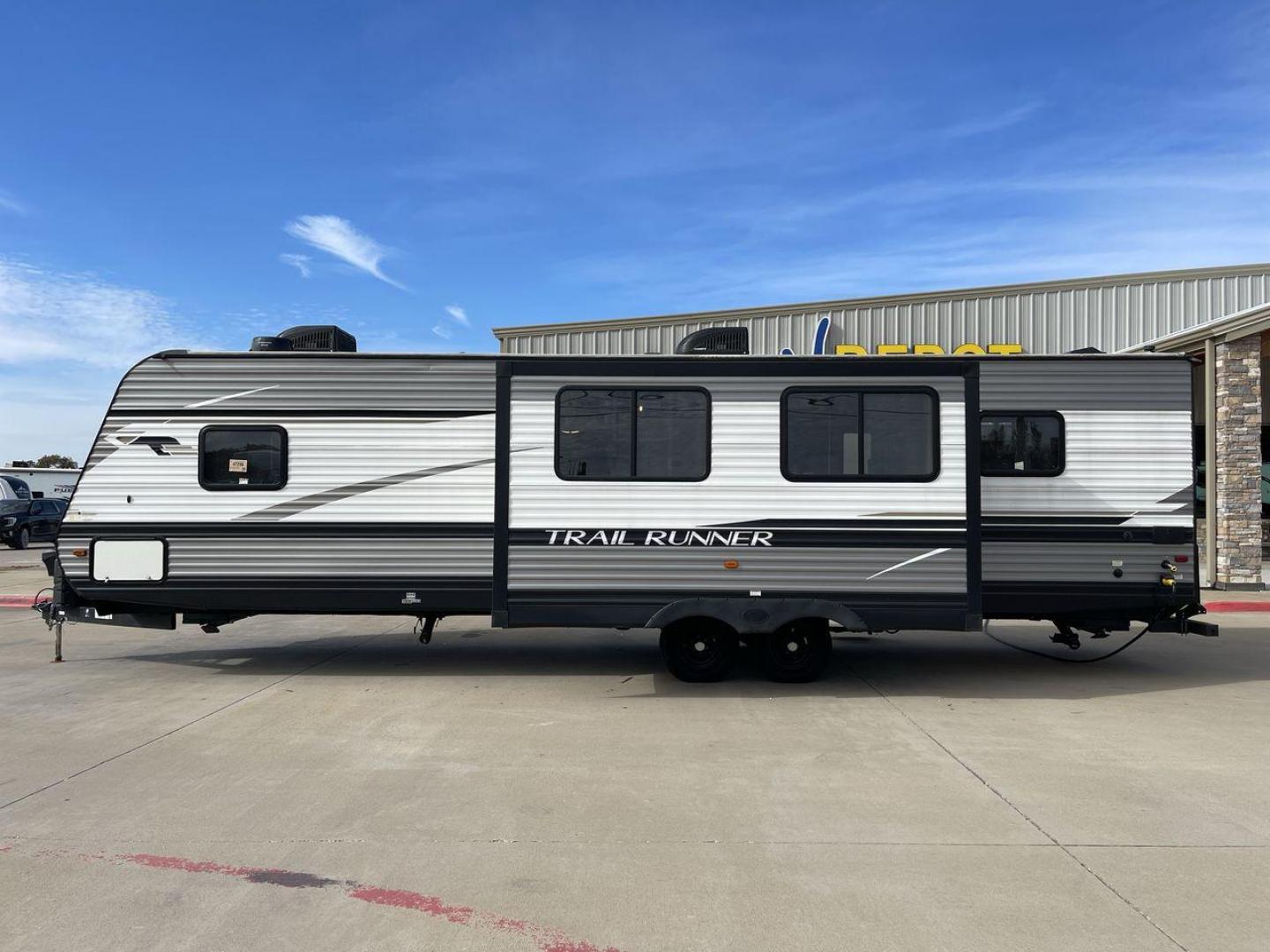 2021 HEARTLAND TRAIL RUNNER 31DB (5SFEB3720ME) , Length: 36.75 ft. | Dry Weight: 7,240 lbs. | Gross Weight: 9,600 lbs | Slides: 1 transmission, located at 4319 N Main Street, Cleburne, TX, 76033, (817) 221-0660, 32.435829, -97.384178 - Photo#24