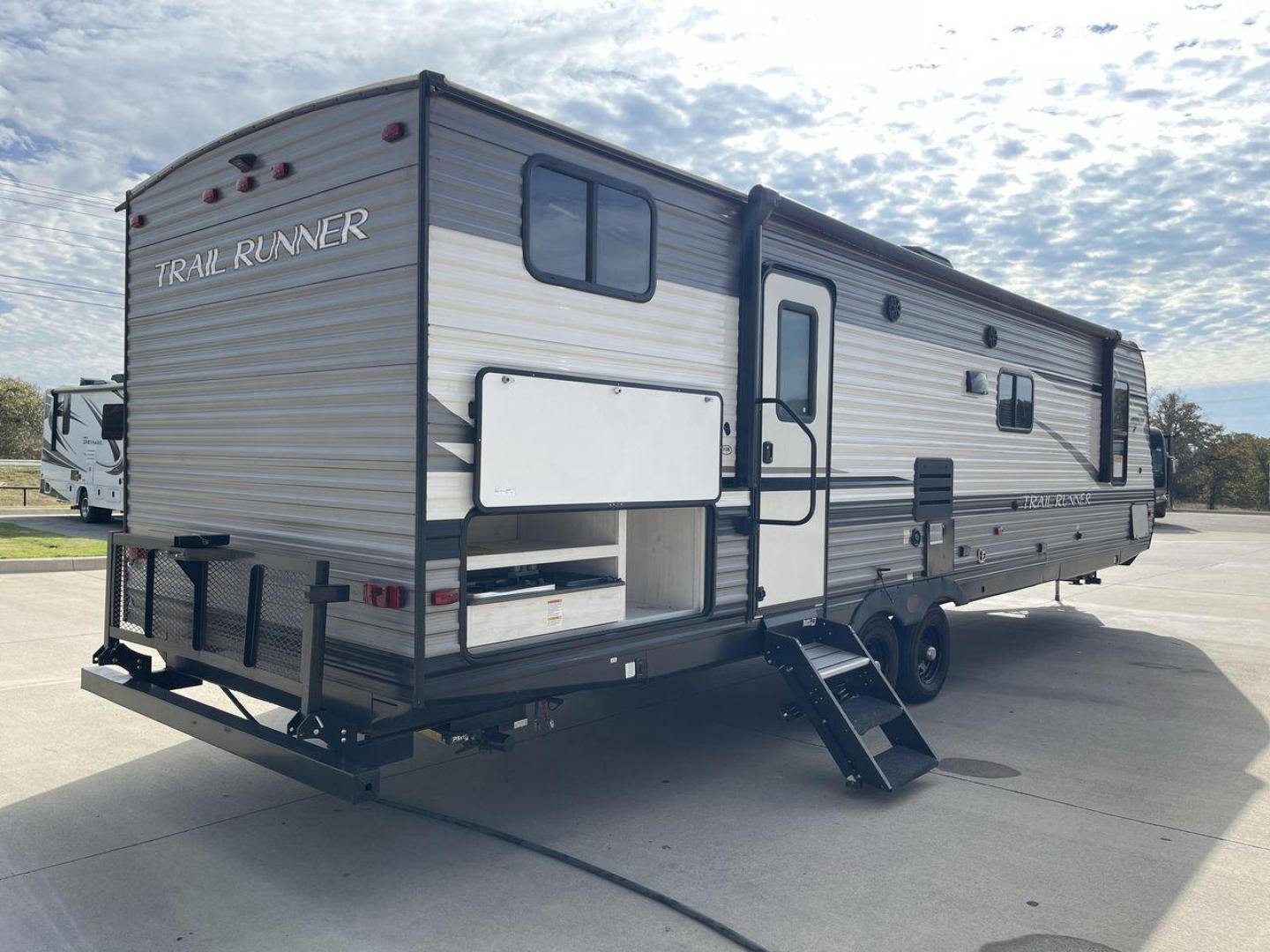 2021 HEARTLAND TRAIL RUNNER 31DB (5SFEB3720ME) , Length: 36.75 ft. | Dry Weight: 7,240 lbs. | Gross Weight: 9,600 lbs | Slides: 1 transmission, located at 4319 N Main Street, Cleburne, TX, 76033, (817) 221-0660, 32.435829, -97.384178 - Photo#25