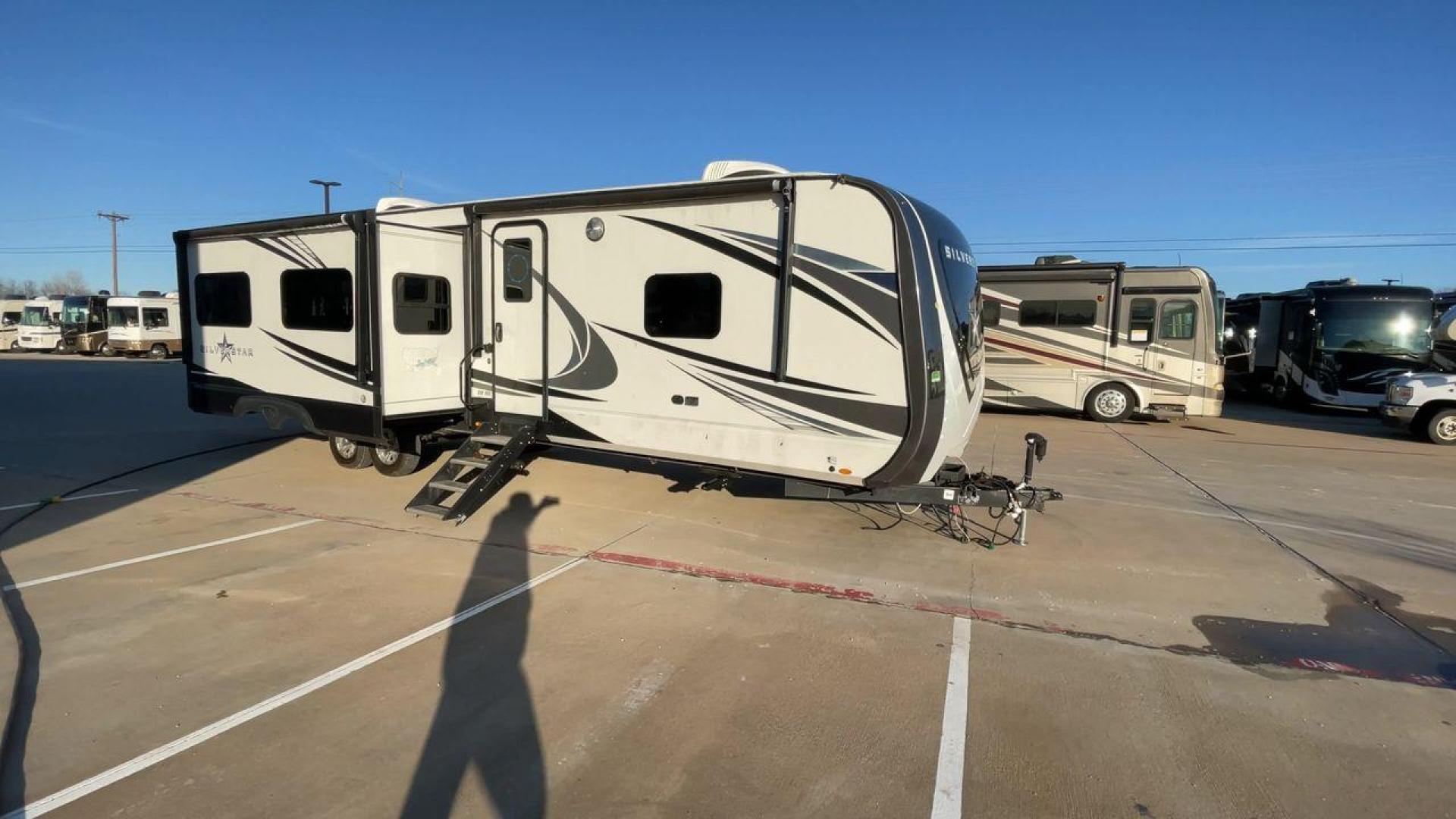 2021 HIGHLAND RIDGE SILVERSTAR 338BHS (58TBH0BU0M3) , Length: 40 ft. | Dry Weight: 10,110 lbs. | Gross Weight: 11,700 lbs. | Slides: 4 transmission, located at 4319 N Main Street, Cleburne, TX, 76033, (817) 221-0660, 32.435829, -97.384178 - The 2021 Highland Ridge Silverstar 338BHS is a family-friendly fifth wheel that blends spacious interiors with modern conveniences, making it ideal for group adventures or extended road trips. Its functional design and quality construction ensure a comfortable and enjoyable RV experience. Measuring - Photo#3