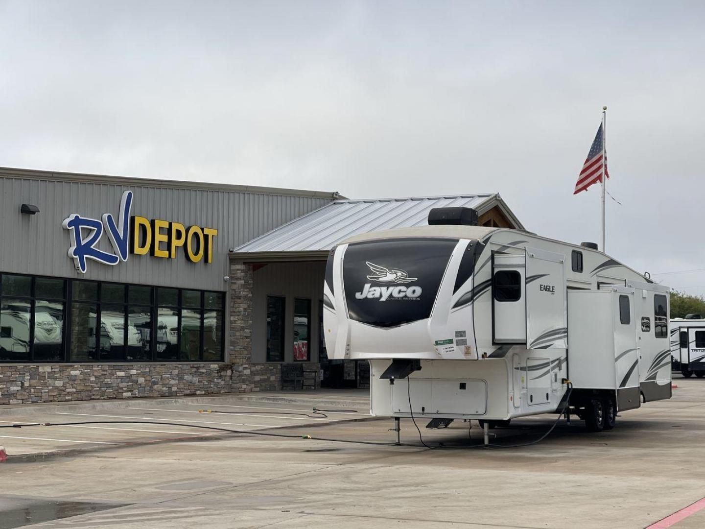 2021 JAYCO EAGLE 357MDOK (1UJCJ0BV6M1) , Length: 41.92 ft. | Dry Weight: 13,030 lbs. | Gross Weight: 14,995 lbs. | Slides: 4 transmission, located at 4319 N Main Street, Cleburne, TX, 76033, (817) 221-0660, 32.435829, -97.384178 - Photo#0