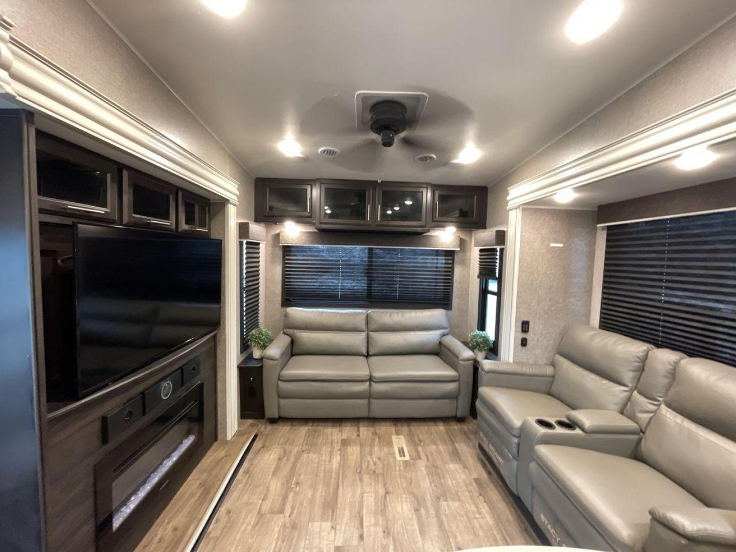 2021 JAYCO EAGLE 357MDOK (1UJCJ0BV6M1) , Length: 41.92 ft. | Dry Weight: 13,030 lbs. | Gross Weight: 14,995 lbs. | Slides: 4 transmission, located at 4319 N Main Street, Cleburne, TX, 76033, (817) 221-0660, 32.435829, -97.384178 - Photo#10