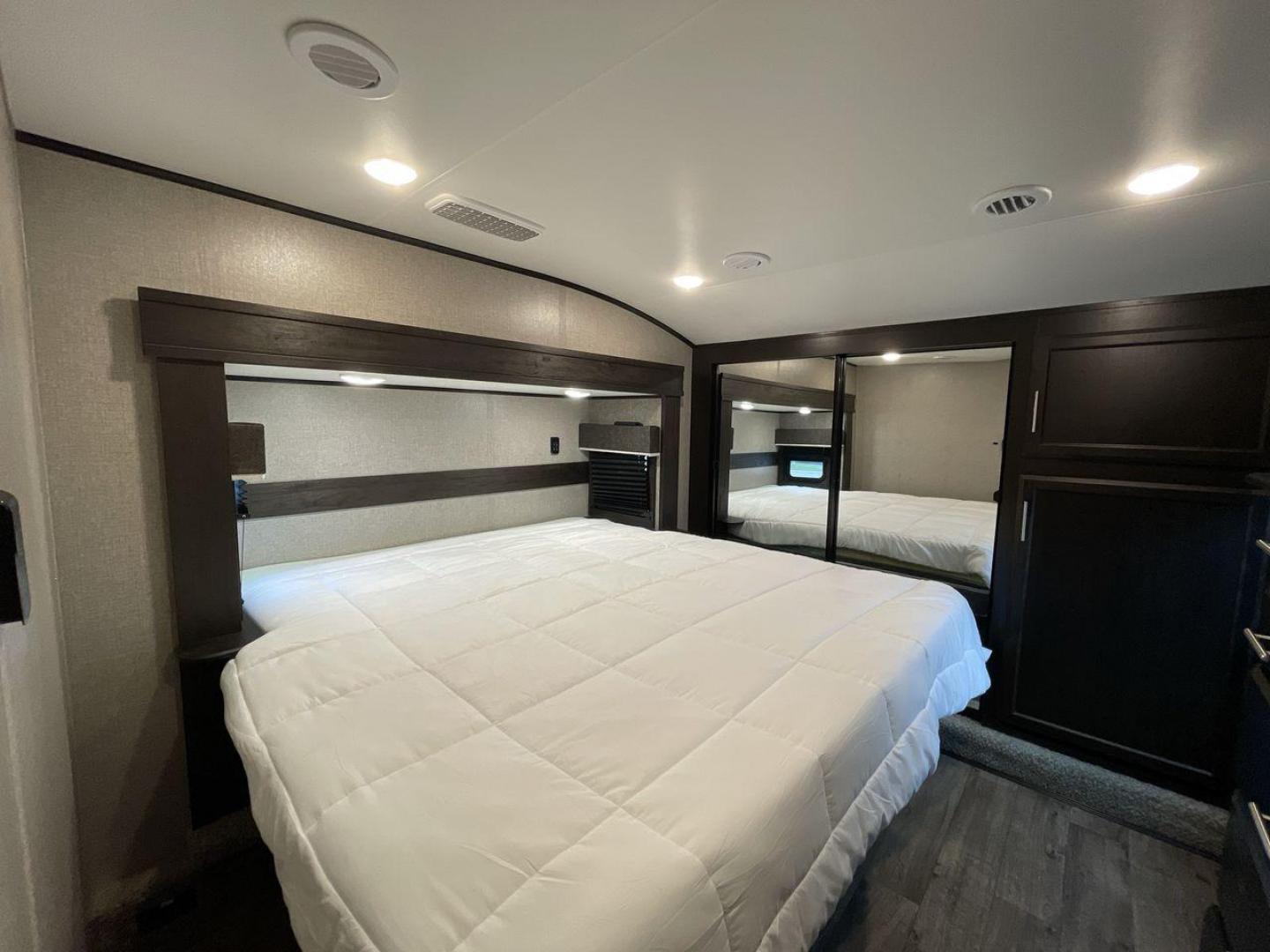 2021 JAYCO EAGLE 357MDOK (1UJCJ0BV6M1) , Length: 41.92 ft. | Dry Weight: 13,030 lbs. | Gross Weight: 14,995 lbs. | Slides: 4 transmission, located at 4319 N Main Street, Cleburne, TX, 76033, (817) 221-0660, 32.435829, -97.384178 - Photo#16