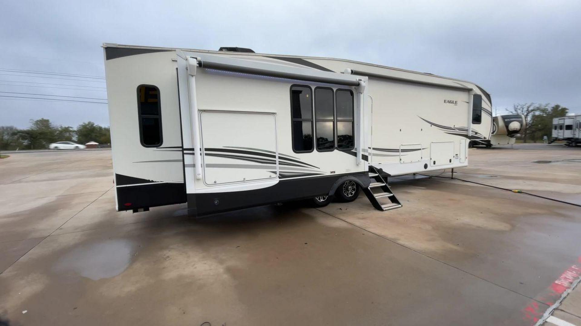 2021 JAYCO EAGLE 357MDOK (1UJCJ0BV6M1) , Length: 41.92 ft. | Dry Weight: 13,030 lbs. | Gross Weight: 14,995 lbs. | Slides: 4 transmission, located at 4319 N Main Street, Cleburne, TX, 76033, (817) 221-0660, 32.435829, -97.384178 - Photo#1