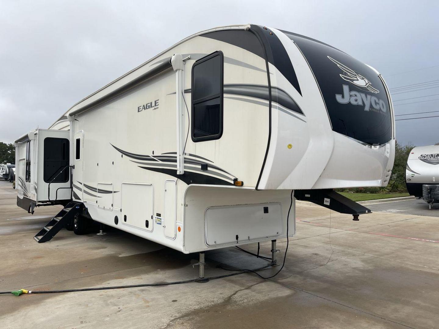 2021 JAYCO EAGLE 357MDOK (1UJCJ0BV6M1) , Length: 41.92 ft. | Dry Weight: 13,030 lbs. | Gross Weight: 14,995 lbs. | Slides: 4 transmission, located at 4319 N Main Street, Cleburne, TX, 76033, (817) 221-0660, 32.435829, -97.384178 - Photo#22