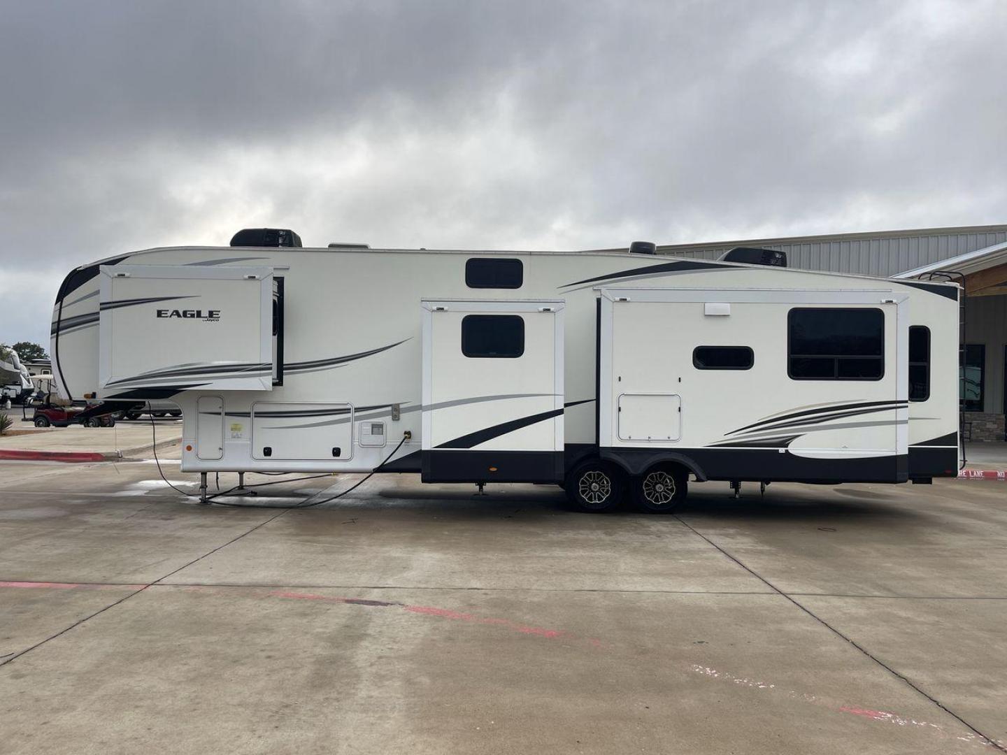 2021 JAYCO EAGLE 357MDOK (1UJCJ0BV6M1) , Length: 41.92 ft. | Dry Weight: 13,030 lbs. | Gross Weight: 14,995 lbs. | Slides: 4 transmission, located at 4319 N Main Street, Cleburne, TX, 76033, (817) 221-0660, 32.435829, -97.384178 - Photo#23