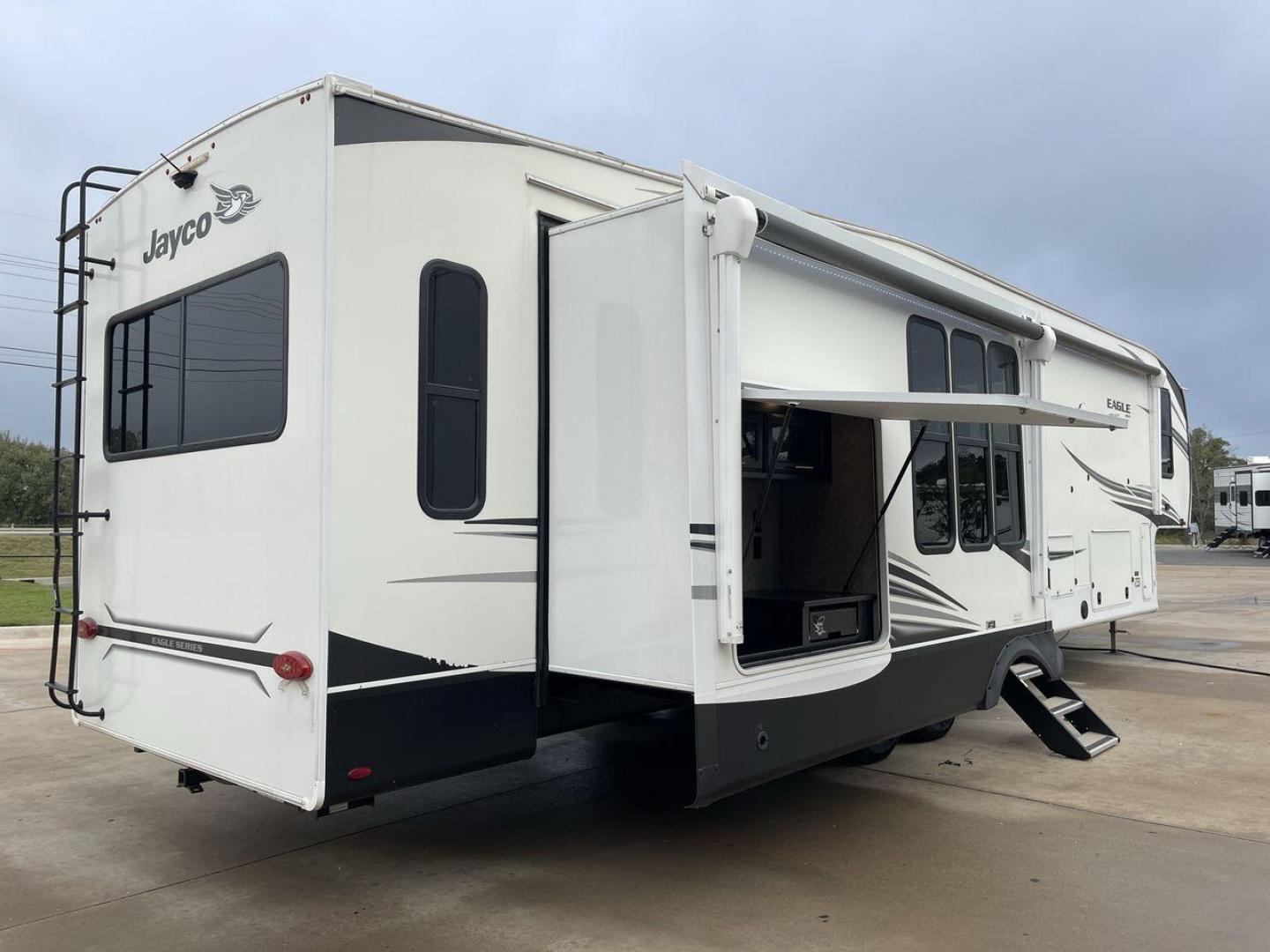 2021 JAYCO EAGLE 357MDOK (1UJCJ0BV6M1) , Length: 41.92 ft. | Dry Weight: 13,030 lbs. | Gross Weight: 14,995 lbs. | Slides: 4 transmission, located at 4319 N Main Street, Cleburne, TX, 76033, (817) 221-0660, 32.435829, -97.384178 - Photo#24