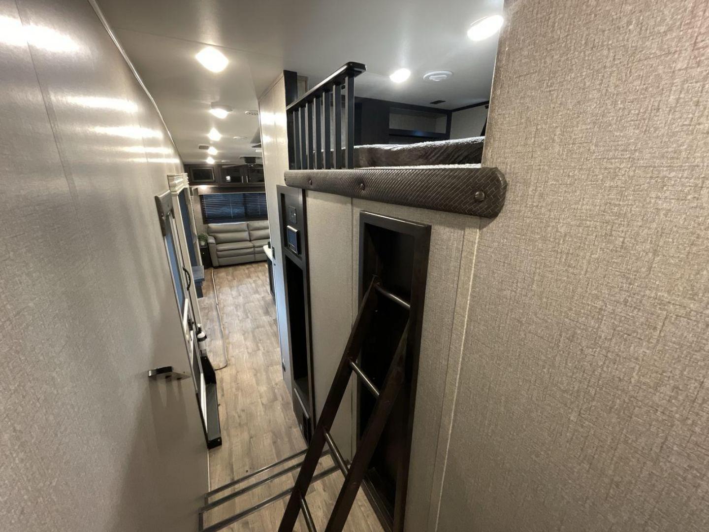 2021 JAYCO EAGLE 357MDOK (1UJCJ0BV6M1) , Length: 41.92 ft. | Dry Weight: 13,030 lbs. | Gross Weight: 14,995 lbs. | Slides: 4 transmission, located at 4319 N Main Street, Cleburne, TX, 76033, (817) 221-0660, 32.435829, -97.384178 - Photo#26