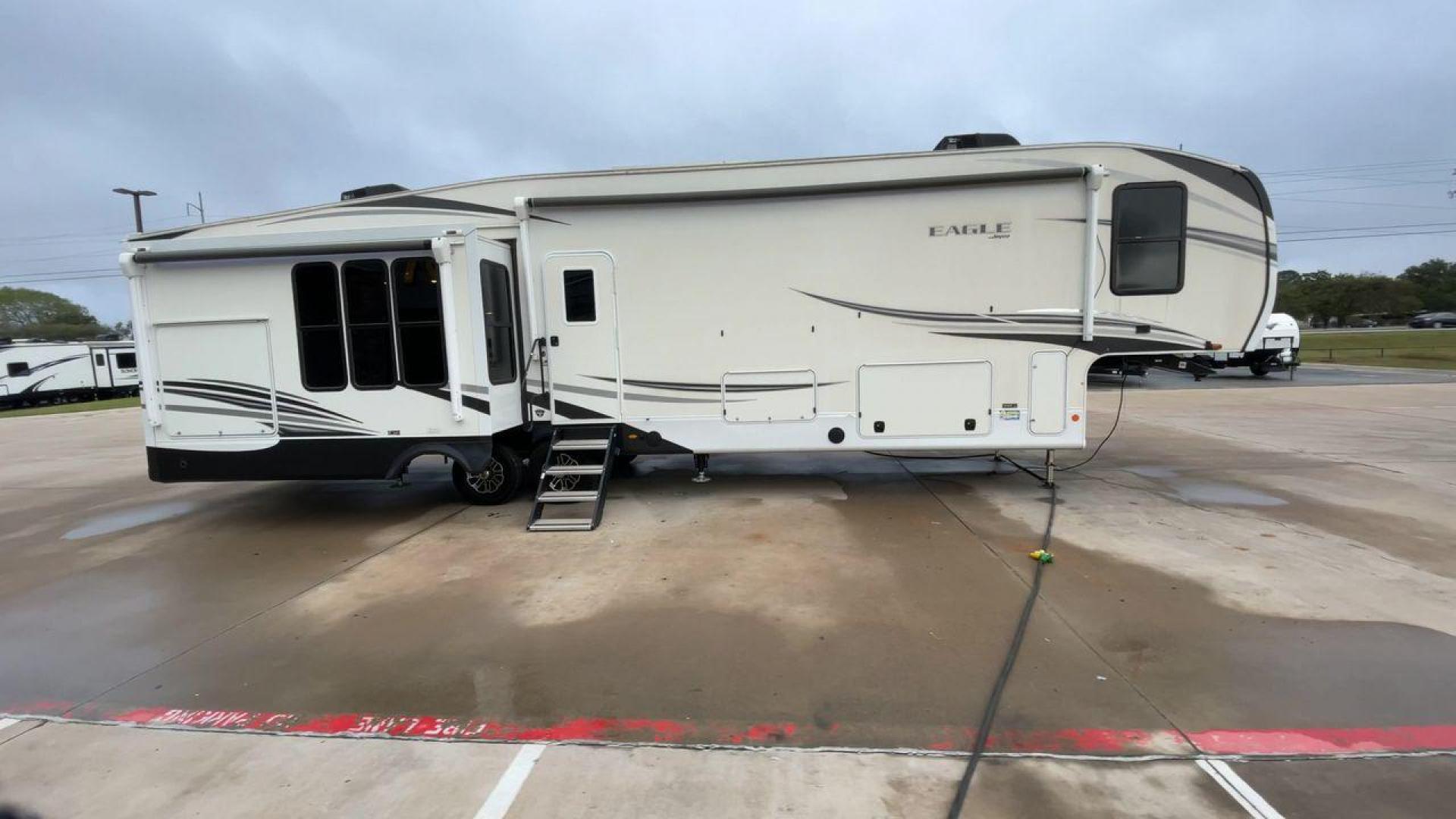 2021 JAYCO EAGLE 357MDOK (1UJCJ0BV6M1) , Length: 41.92 ft. | Dry Weight: 13,030 lbs. | Gross Weight: 14,995 lbs. | Slides: 4 transmission, located at 4319 N Main Street, Cleburne, TX, 76033, (817) 221-0660, 32.435829, -97.384178 - Photo#2