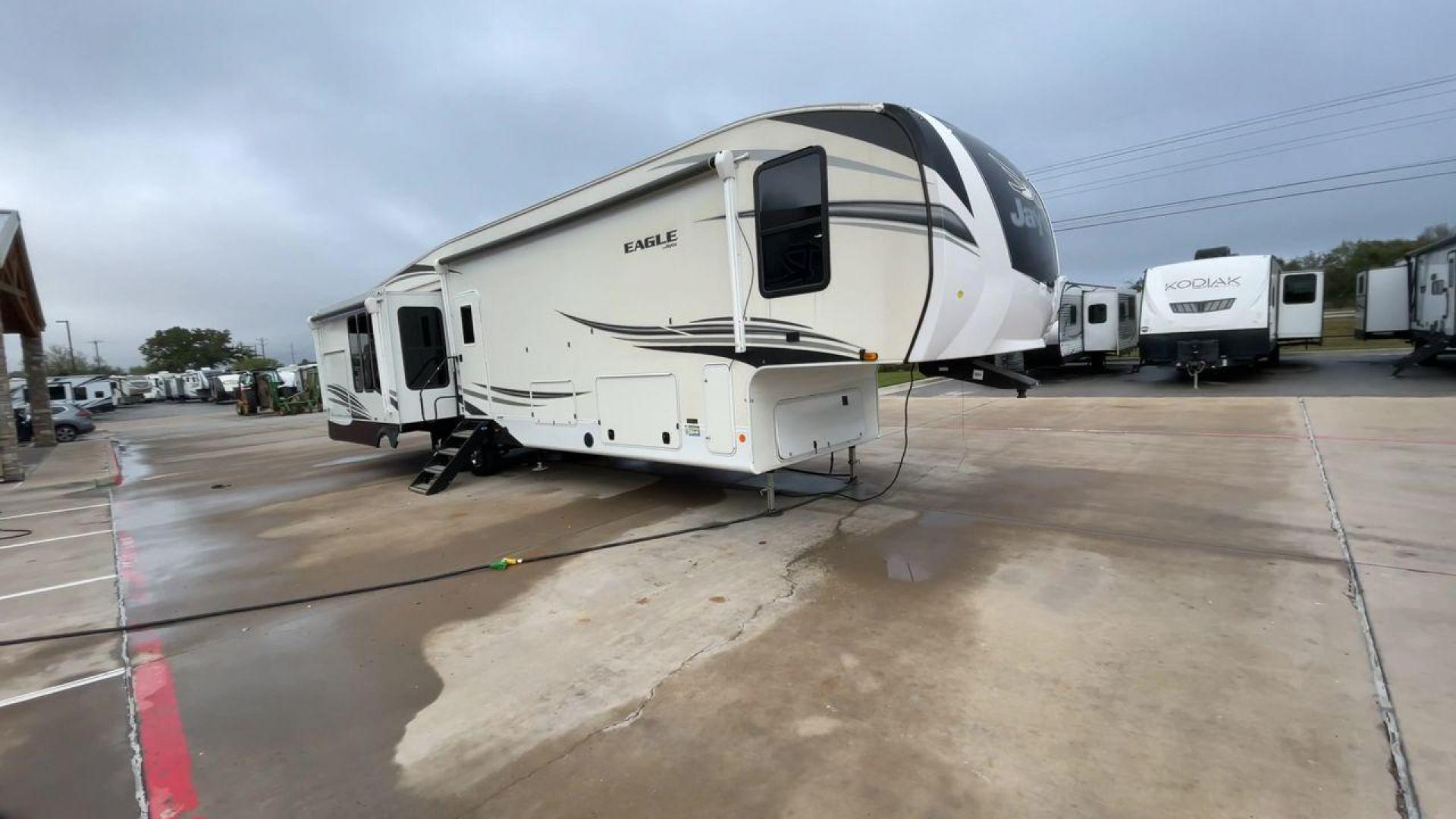 2021 JAYCO EAGLE 357MDOK (1UJCJ0BV6M1) , Length: 41.92 ft. | Dry Weight: 13,030 lbs. | Gross Weight: 14,995 lbs. | Slides: 4 transmission, located at 4319 N Main Street, Cleburne, TX, 76033, (817) 221-0660, 32.435829, -97.384178 - Photo#3