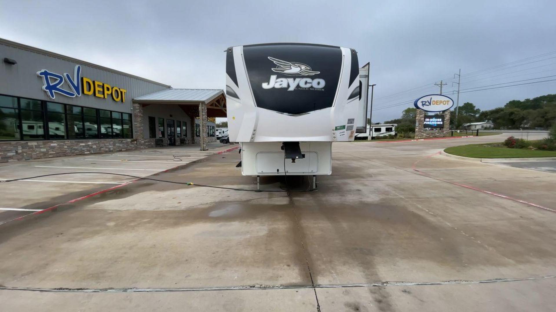 2021 JAYCO EAGLE 357MDOK (1UJCJ0BV6M1) , Length: 41.92 ft. | Dry Weight: 13,030 lbs. | Gross Weight: 14,995 lbs. | Slides: 4 transmission, located at 4319 N Main Street, Cleburne, TX, 76033, (817) 221-0660, 32.435829, -97.384178 - Photo#4