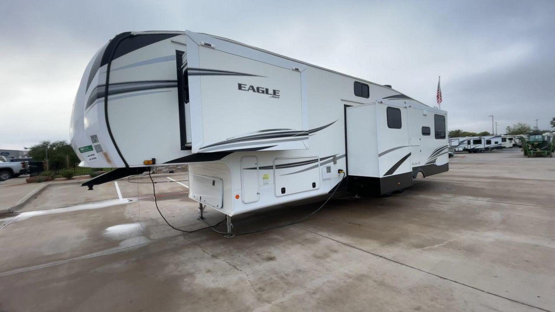 2021 JAYCO EAGLE 357MDOK (1UJCJ0BV6M1) , Length: 41.92 ft. | Dry Weight: 13,030 lbs. | Gross Weight: 14,995 lbs. | Slides: 4 transmission, located at 4319 N Main Street, Cleburne, TX, 76033, (817) 221-0660, 32.435829, -97.384178 - Photo#5