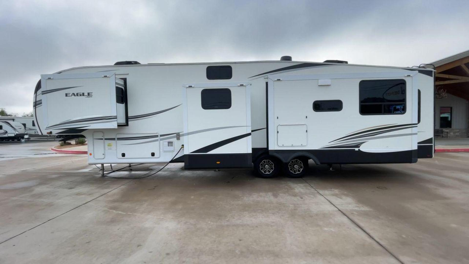 2021 JAYCO EAGLE 357MDOK (1UJCJ0BV6M1) , Length: 41.92 ft. | Dry Weight: 13,030 lbs. | Gross Weight: 14,995 lbs. | Slides: 4 transmission, located at 4319 N Main Street, Cleburne, TX, 76033, (817) 221-0660, 32.435829, -97.384178 - Photo#6