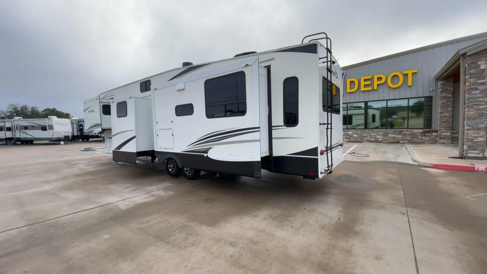 2021 JAYCO EAGLE 357MDOK (1UJCJ0BV6M1) , Length: 41.92 ft. | Dry Weight: 13,030 lbs. | Gross Weight: 14,995 lbs. | Slides: 4 transmission, located at 4319 N Main Street, Cleburne, TX, 76033, (817) 221-0660, 32.435829, -97.384178 - Photo#7