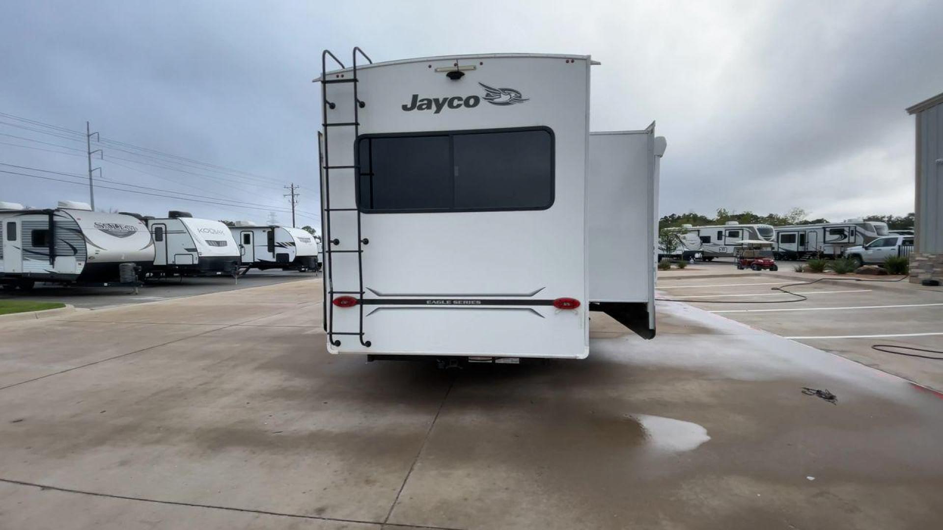 2021 JAYCO EAGLE 357MDOK (1UJCJ0BV6M1) , Length: 41.92 ft. | Dry Weight: 13,030 lbs. | Gross Weight: 14,995 lbs. | Slides: 4 transmission, located at 4319 N Main Street, Cleburne, TX, 76033, (817) 221-0660, 32.435829, -97.384178 - Photo#8