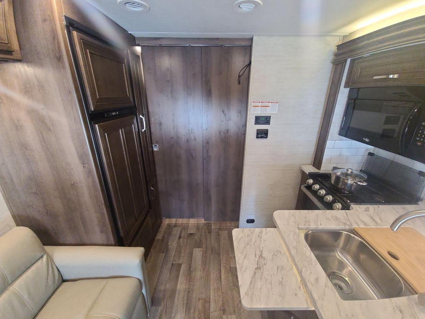 2021 WHITE JAYCO GREYHAWK 27U (1FDXE4FN7MD) , Length: 29.92 ft. | Gross Weight: 14,500 lbs. | Slides: 2 transmission, located at 4319 N Main Street, Cleburne, TX, 76033, (817) 221-0660, 32.435829, -97.384178 - The 2021 Jayco Greyhawk 27U is the best Class C motorhome on the market. It's great for people who want to go on adventures on the open road. The length of this RV is 29.92 feet, and its gross weight is 14,500 pounds. It is the perfect size for getting around. With two slides, the Greyhawk 27U's int - Photo#10