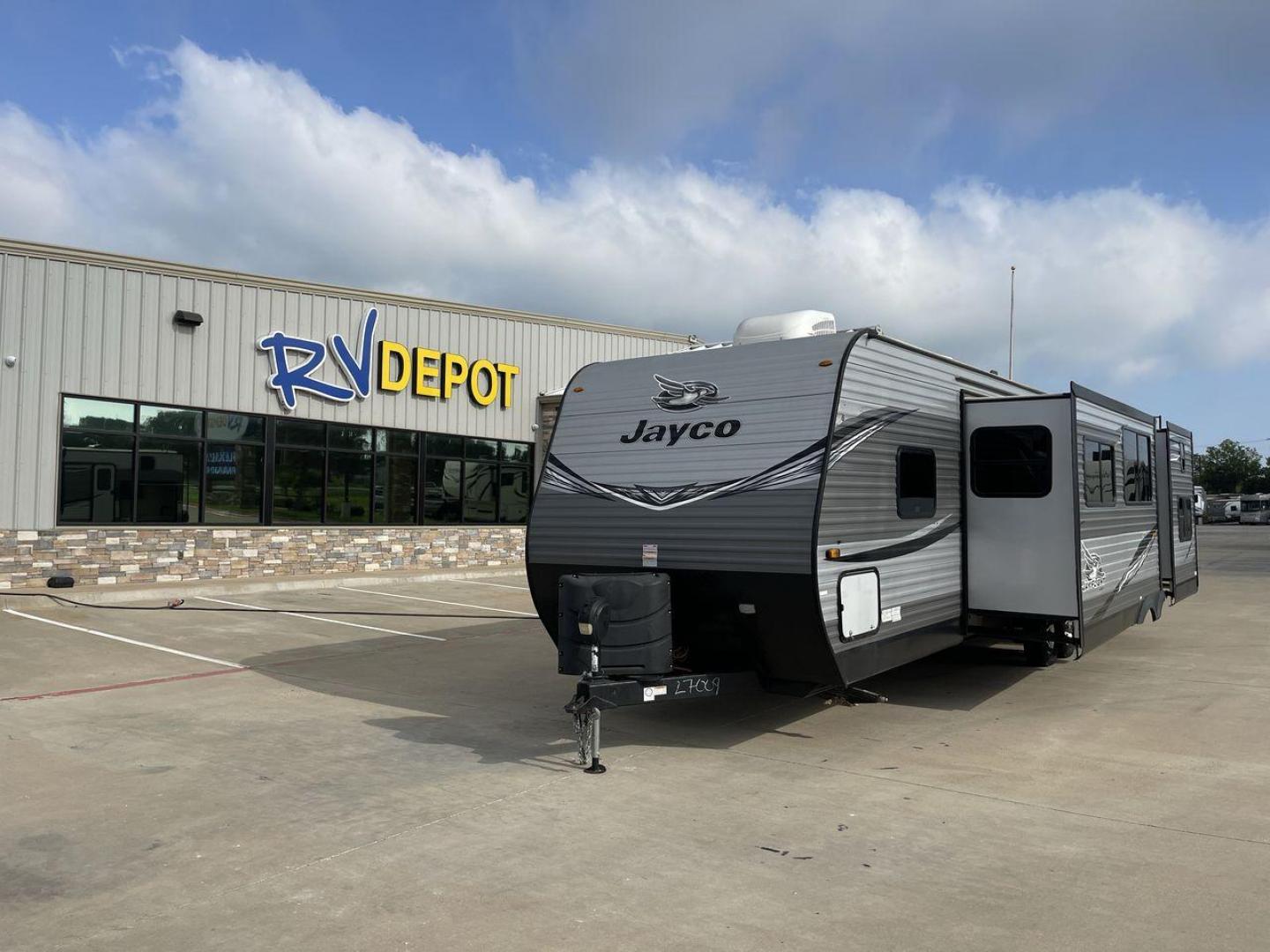 2021 JAYCO JAY FLIGHT 32BHDS (1UJBJ0BTXM1) , located at 4319 N Main Street, Cleburne, TX, 76033, (817) 221-0660, 32.435829, -97.384178 - Photo#0