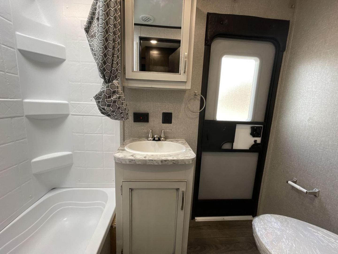 2021 JAYCO JAY FLIGHT 32BHDS (1UJBJ0BTXM1) , located at 4319 N Main Street, Cleburne, TX, 76033, (817) 221-0660, 32.435829, -97.384178 - Photo#15