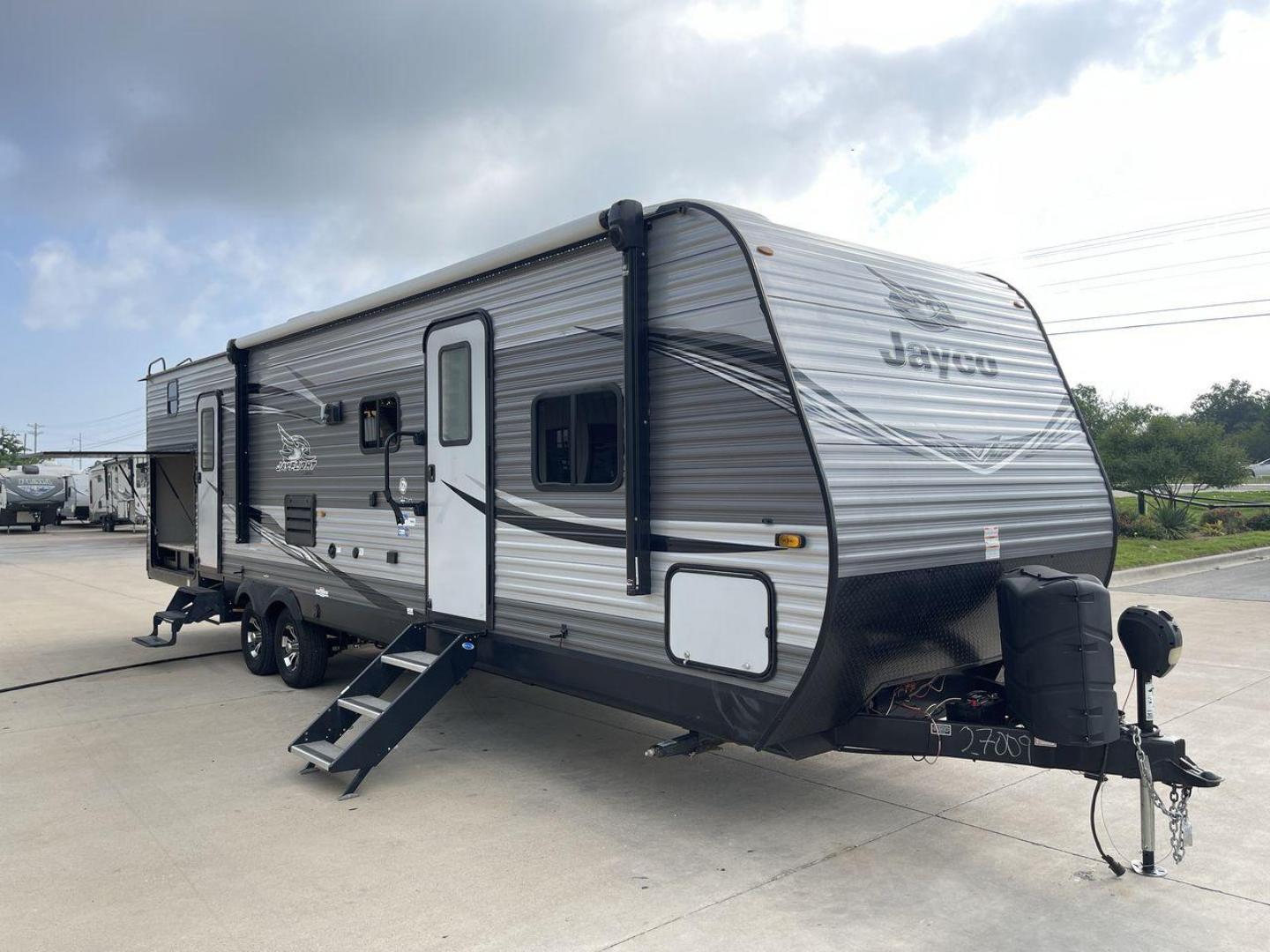 2021 JAYCO JAY FLIGHT 32BHDS (1UJBJ0BTXM1) , located at 4319 N Main Street, Cleburne, TX, 76033, (817) 221-0660, 32.435829, -97.384178 - Photo#25