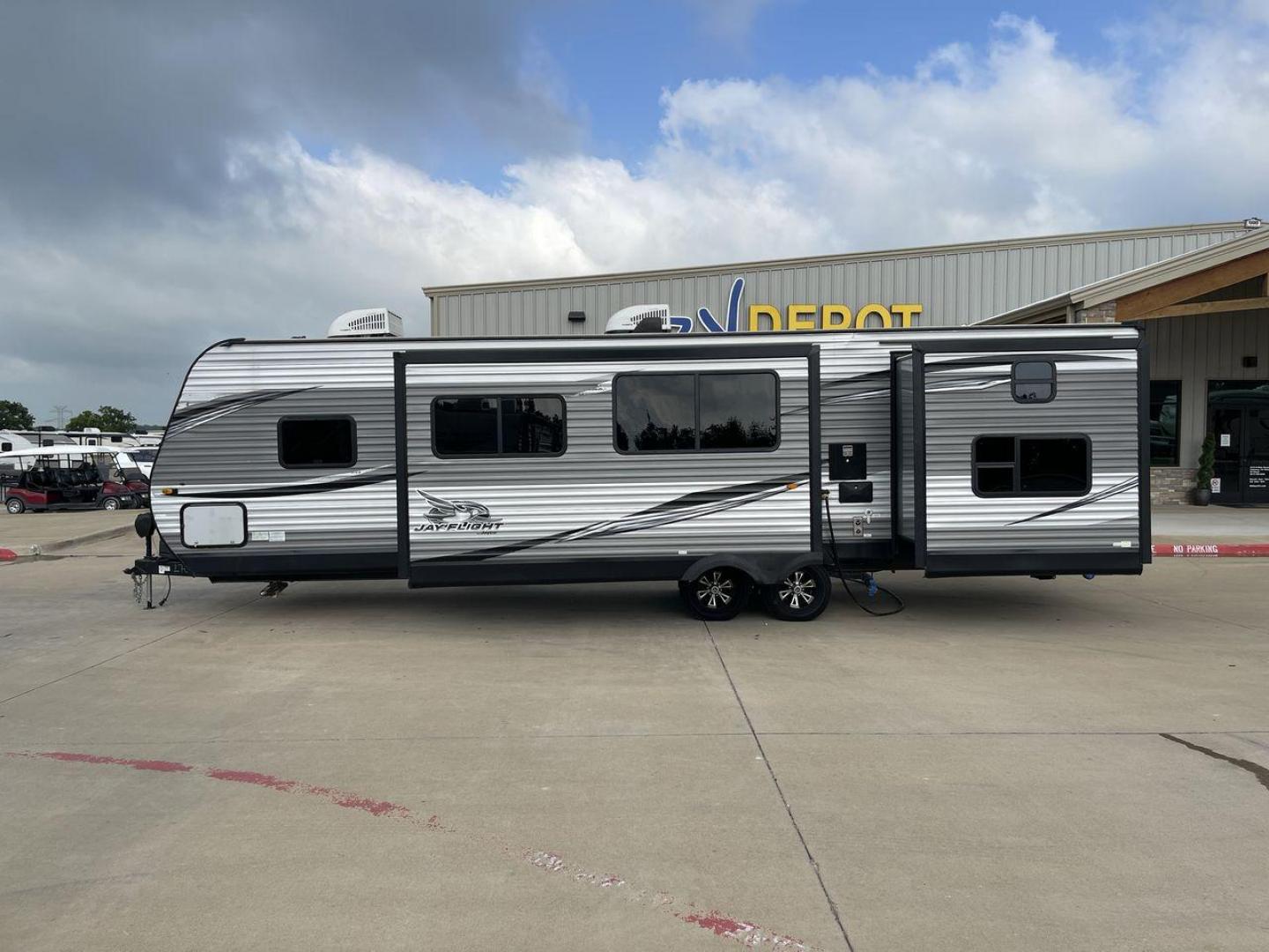 2021 JAYCO JAY FLIGHT 32BHDS (1UJBJ0BTXM1) , located at 4319 N Main Street, Cleburne, TX, 76033, (817) 221-0660, 32.435829, -97.384178 - Photo#26