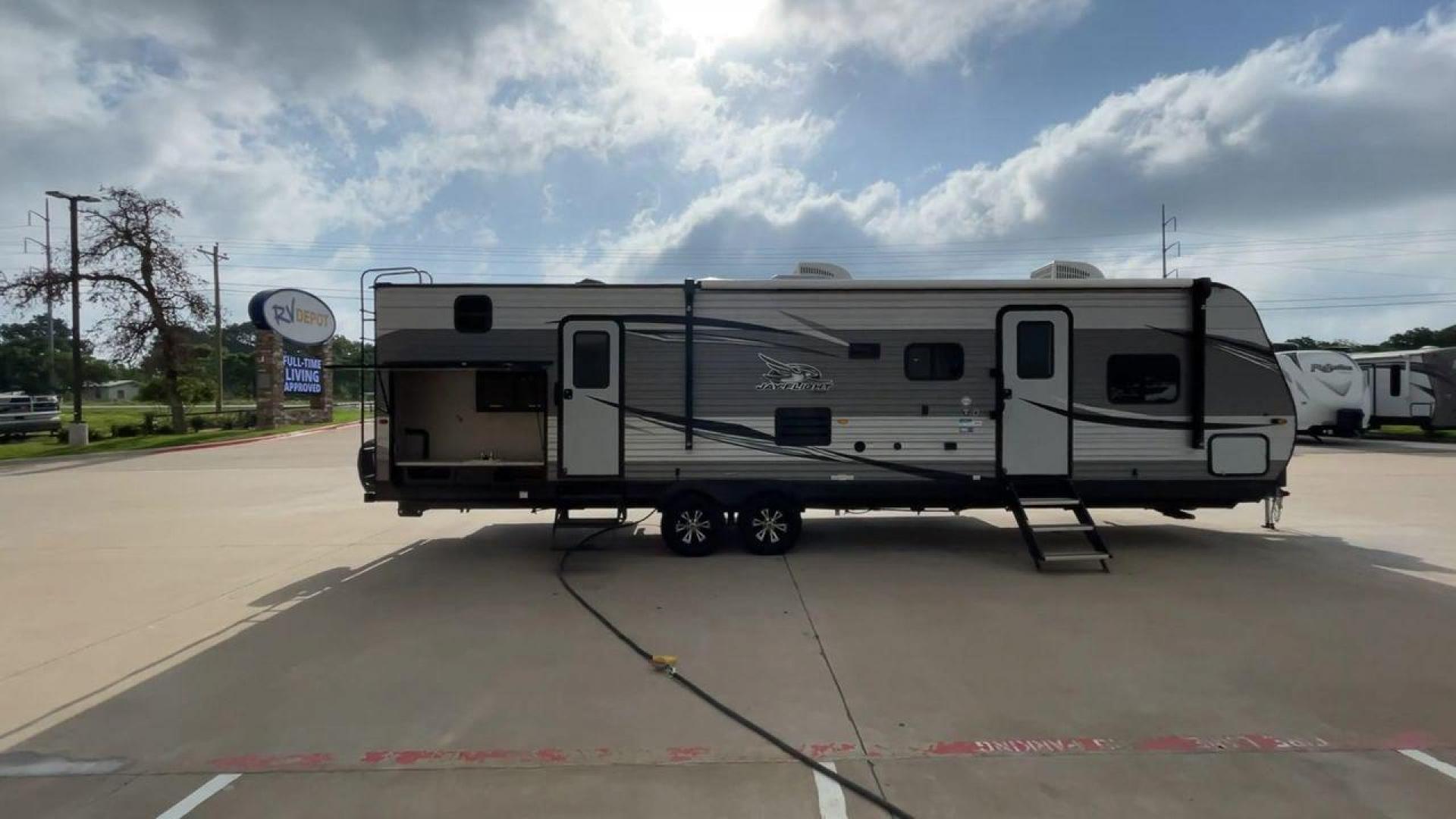 2021 JAYCO JAY FLIGHT 32BHDS (1UJBJ0BTXM1) , located at 4319 N Main Street, Cleburne, TX, 76033, (817) 221-0660, 32.435829, -97.384178 - Photo#2