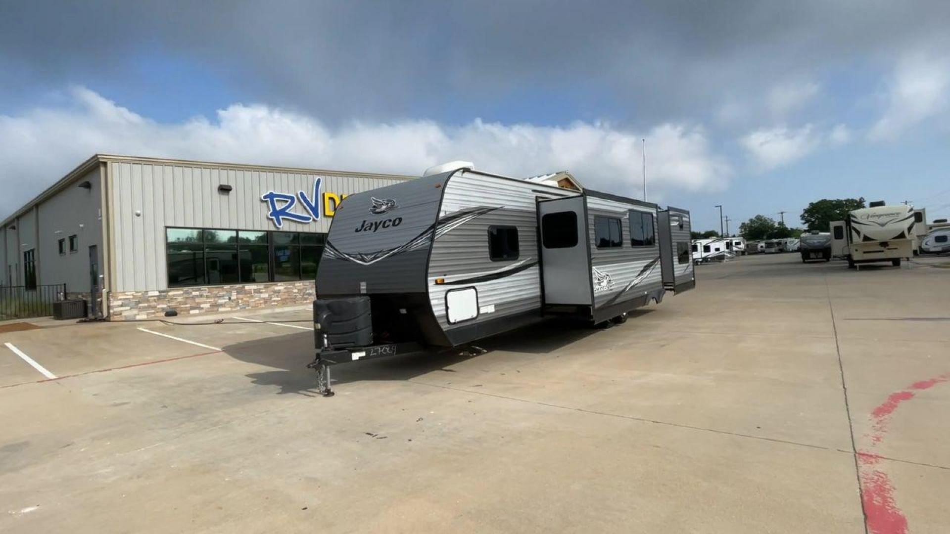 2021 JAYCO JAY FLIGHT 32BHDS (1UJBJ0BTXM1) , located at 4319 N Main Street, Cleburne, TX, 76033, (817) 221-0660, 32.435829, -97.384178 - Photo#5