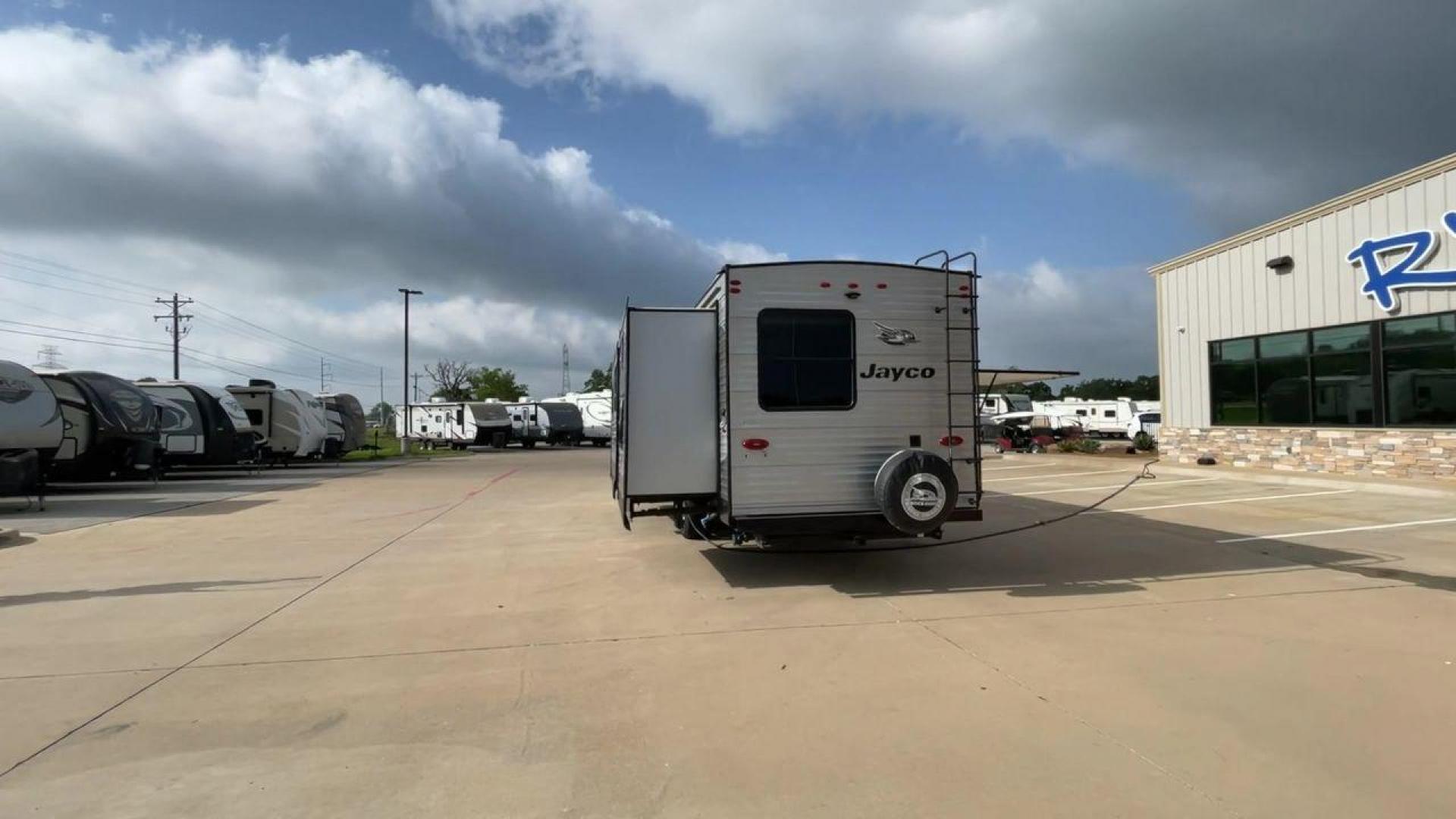 2021 JAYCO JAY FLIGHT 32BHDS (1UJBJ0BTXM1) , located at 4319 N Main Street, Cleburne, TX, 76033, (817) 221-0660, 32.435829, -97.384178 - Photo#8