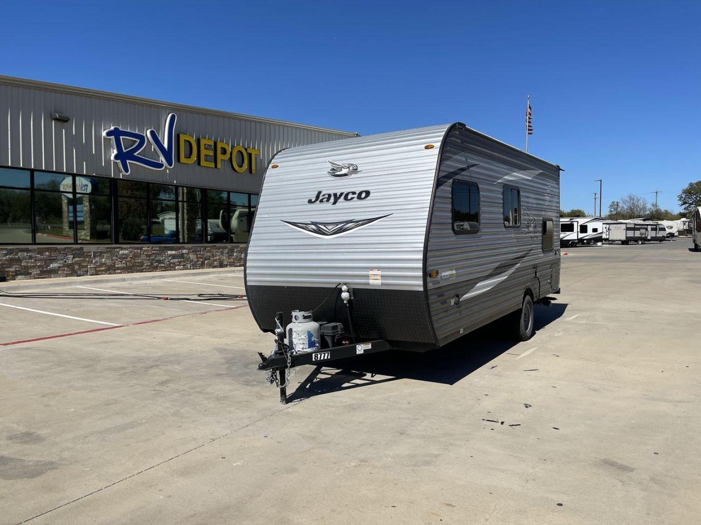 2021 JAYCO JAY FLIGHT SLX 174BH (1UJBJ0AJ1M1) , Length: 21.67 ft | Dry Weight: 3,075 lbs | GVWR: 3,950 lbs | Slides: 0 transmission, located at 4319 N Main Street, Cleburne, TX, 76033, (817) 221-0660, 32.435829, -97.384178 - Take the 2021 Jayco Jay Flight SLX 174BH travel trailer out on your camping adventures. This lightweight and small RV is ideal for people looking for an affordable and cozy way to enjoy the great outdoors. The dimensions of this unit are 21.67 ft in length, 7.08 ft in width, and 9.17 ft in height. I - Photo#0