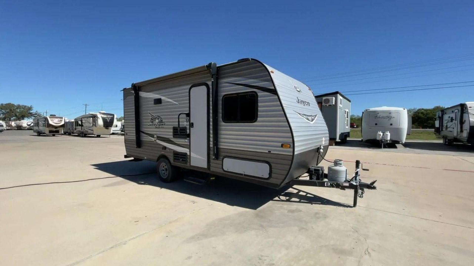 2021 JAYCO JAY FLIGHT SLX 174BH (1UJBJ0AJ1M1) , Length: 21.67 ft | Dry Weight: 3,075 lbs | GVWR: 3,950 lbs | Slides: 0 transmission, located at 4319 N Main Street, Cleburne, TX, 76033, (817) 221-0660, 32.435829, -97.384178 - Take the 2021 Jayco Jay Flight SLX 174BH travel trailer out on your camping adventures. This lightweight and small RV is ideal for people looking for an affordable and cozy way to enjoy the great outdoors. The dimensions of this unit are 21.67 ft in length, 7.08 ft in width, and 9.17 ft in height. I - Photo#3