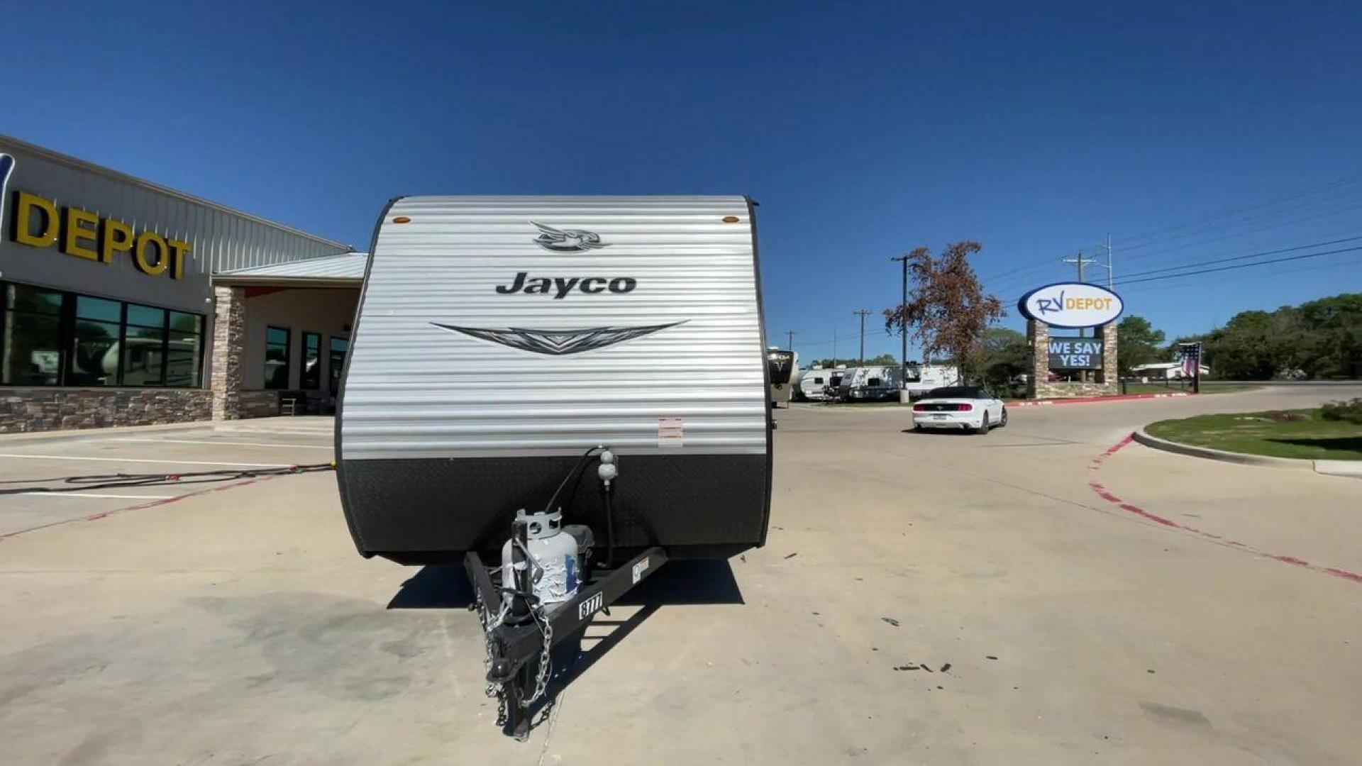 2021 JAYCO JAY FLIGHT SLX 174BH (1UJBJ0AJ1M1) , Length: 21.67 ft | Dry Weight: 3,075 lbs | GVWR: 3,950 lbs | Slides: 0 transmission, located at 4319 N Main Street, Cleburne, TX, 76033, (817) 221-0660, 32.435829, -97.384178 - Take the 2021 Jayco Jay Flight SLX 174BH travel trailer out on your camping adventures. This lightweight and small RV is ideal for people looking for an affordable and cozy way to enjoy the great outdoors. The dimensions of this unit are 21.67 ft in length, 7.08 ft in width, and 9.17 ft in height. I - Photo#4