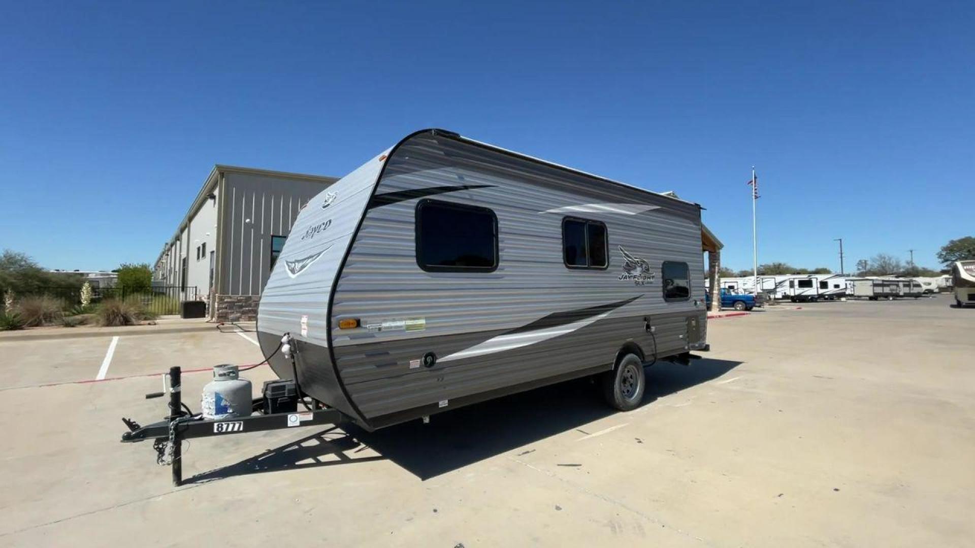 2021 JAYCO JAY FLIGHT SLX 174BH (1UJBJ0AJ1M1) , Length: 21.67 ft | Dry Weight: 3,075 lbs | GVWR: 3,950 lbs | Slides: 0 transmission, located at 4319 N Main Street, Cleburne, TX, 76033, (817) 221-0660, 32.435829, -97.384178 - Take the 2021 Jayco Jay Flight SLX 174BH travel trailer out on your camping adventures. This lightweight and small RV is ideal for people looking for an affordable and cozy way to enjoy the great outdoors. The dimensions of this unit are 21.67 ft in length, 7.08 ft in width, and 9.17 ft in height. I - Photo#5