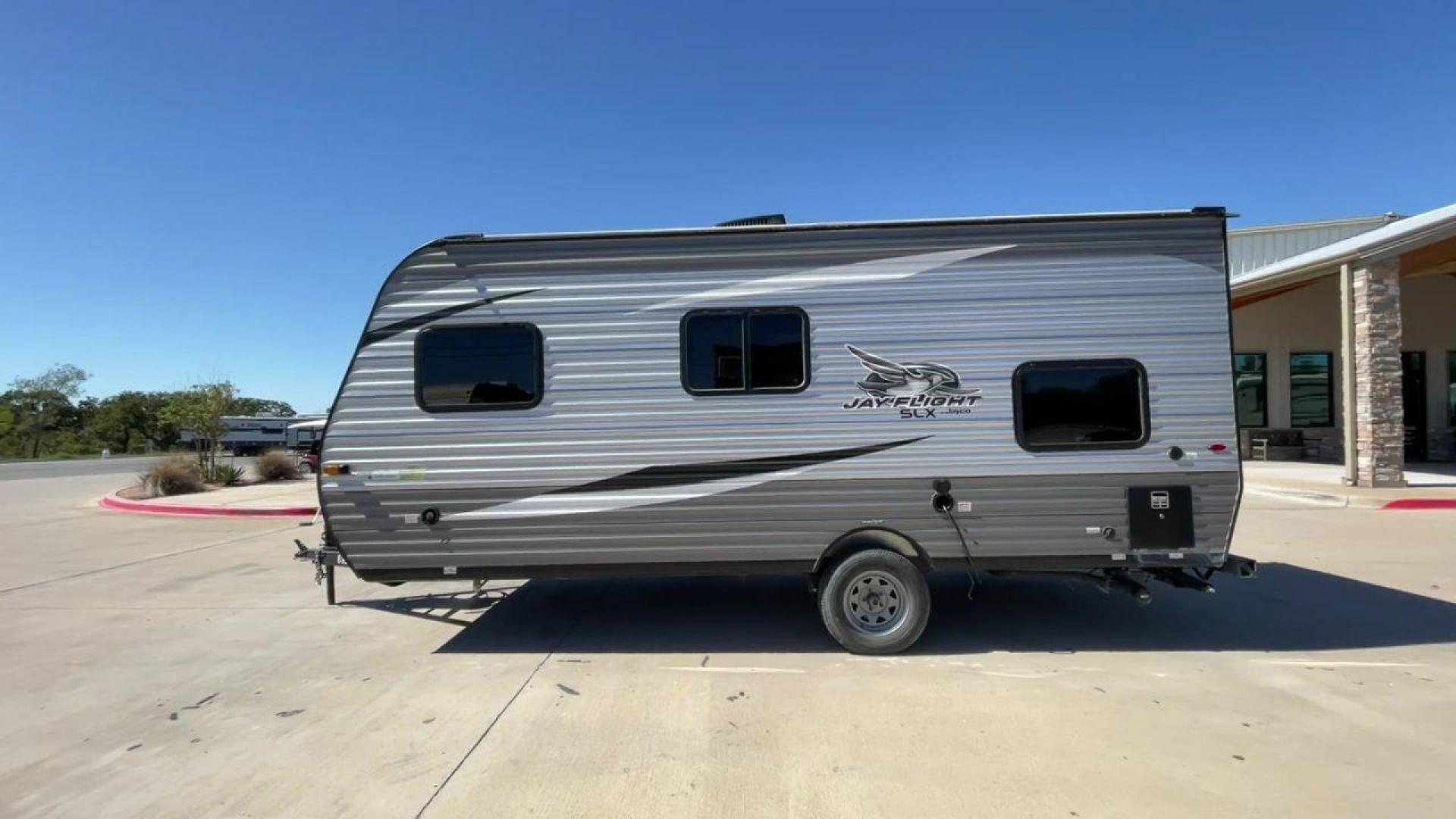 2021 JAYCO JAY FLIGHT SLX 174BH (1UJBJ0AJ1M1) , Length: 21.67 ft | Dry Weight: 3,075 lbs | GVWR: 3,950 lbs | Slides: 0 transmission, located at 4319 N Main Street, Cleburne, TX, 76033, (817) 221-0660, 32.435829, -97.384178 - Take the 2021 Jayco Jay Flight SLX 174BH travel trailer out on your camping adventures. This lightweight and small RV is ideal for people looking for an affordable and cozy way to enjoy the great outdoors. The dimensions of this unit are 21.67 ft in length, 7.08 ft in width, and 9.17 ft in height. I - Photo#6