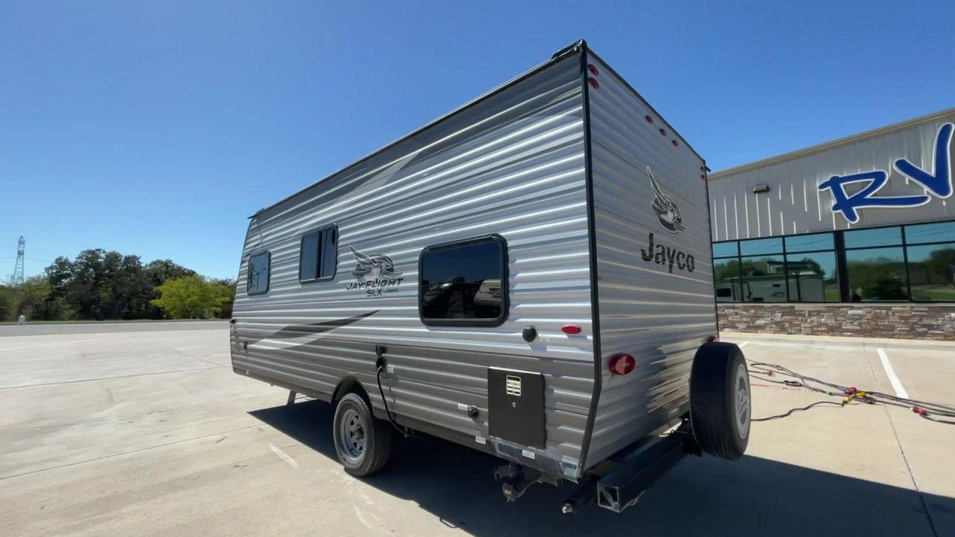 2021 JAYCO JAY FLIGHT SLX 174BH (1UJBJ0AJ1M1) , Length: 21.67 ft | Dry Weight: 3,075 lbs | GVWR: 3,950 lbs | Slides: 0 transmission, located at 4319 N Main Street, Cleburne, TX, 76033, (817) 221-0660, 32.435829, -97.384178 - Take the 2021 Jayco Jay Flight SLX 174BH travel trailer out on your camping adventures. This lightweight and small RV is ideal for people looking for an affordable and cozy way to enjoy the great outdoors. The dimensions of this unit are 21.67 ft in length, 7.08 ft in width, and 9.17 ft in height. I - Photo#7