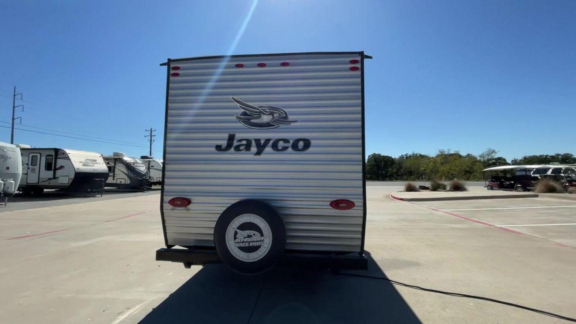 2021 JAYCO JAY FLIGHT SLX 174BH (1UJBJ0AJ1M1) , Length: 21.67 ft | Dry Weight: 3,075 lbs | GVWR: 3,950 lbs | Slides: 0 transmission, located at 4319 N Main Street, Cleburne, TX, 76033, (817) 221-0660, 32.435829, -97.384178 - Take the 2021 Jayco Jay Flight SLX 174BH travel trailer out on your camping adventures. This lightweight and small RV is ideal for people looking for an affordable and cozy way to enjoy the great outdoors. The dimensions of this unit are 21.67 ft in length, 7.08 ft in width, and 9.17 ft in height. I - Photo#8