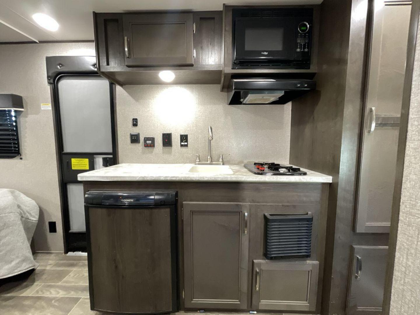 2021 JAYCO JAY FLIGHT SLX 174BH (1UJBJ0AJ1M1) , Length: 21.67 ft | Dry Weight: 3,075 lbs | GVWR: 3,950 lbs | Slides: 0 transmission, located at 4319 N Main Street, Cleburne, TX, 76033, (817) 221-0660, 32.435829, -97.384178 - Take the 2021 Jayco Jay Flight SLX 174BH travel trailer out on your camping adventures. This lightweight and small RV is ideal for people looking for an affordable and cozy way to enjoy the great outdoors. The dimensions of this unit are 21.67 ft in length, 7.08 ft in width, and 9.17 ft in height. I - Photo#10