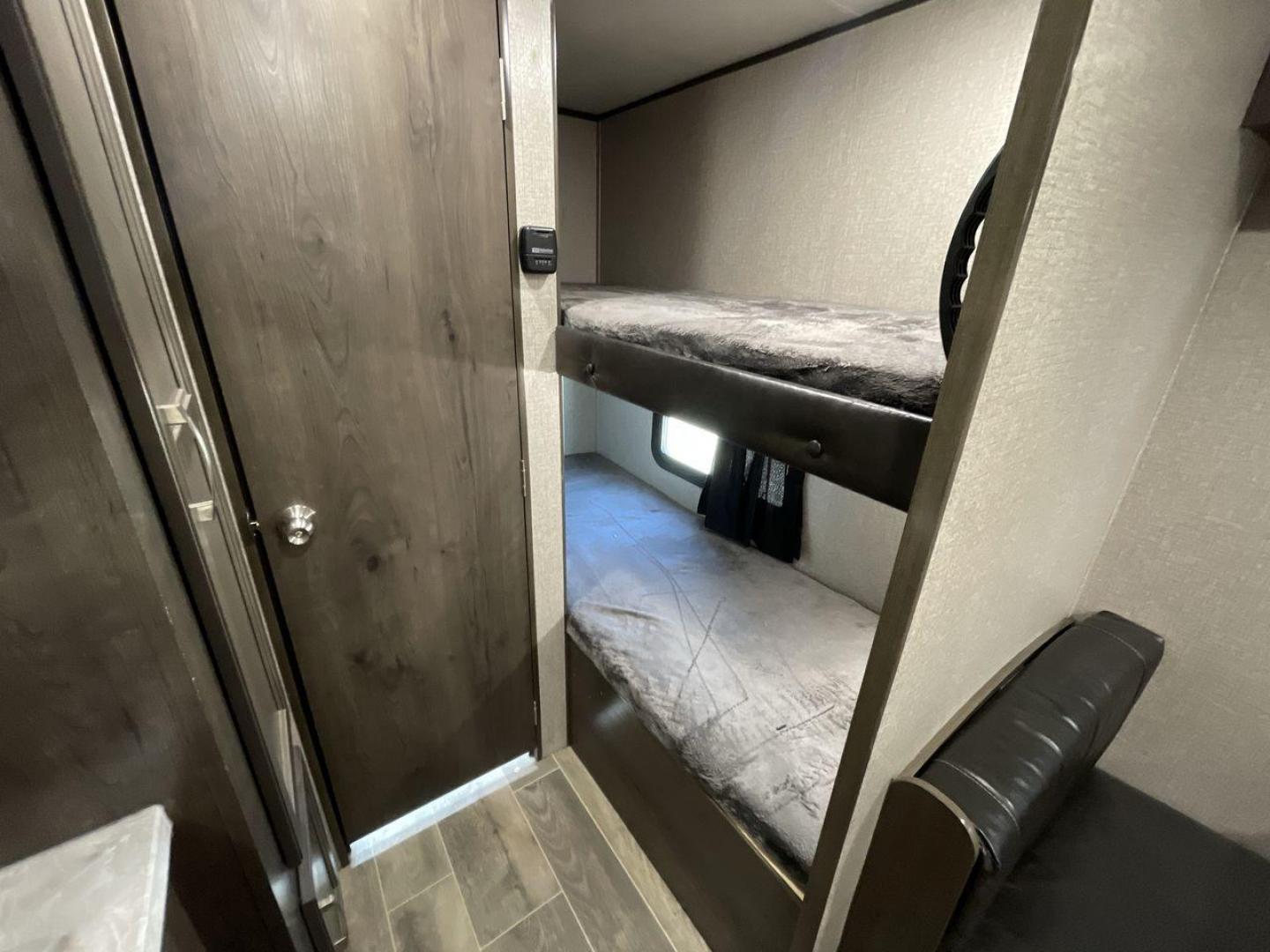 2021 JAYCO JAY FLIGHT SLX 174BH (1UJBJ0AJ1M1) , Length: 21.67 ft | Dry Weight: 3,075 lbs | GVWR: 3,950 lbs | Slides: 0 transmission, located at 4319 N Main Street, Cleburne, TX, 76033, (817) 221-0660, 32.435829, -97.384178 - Take the 2021 Jayco Jay Flight SLX 174BH travel trailer out on your camping adventures. This lightweight and small RV is ideal for people looking for an affordable and cozy way to enjoy the great outdoors. The dimensions of this unit are 21.67 ft in length, 7.08 ft in width, and 9.17 ft in height. I - Photo#13