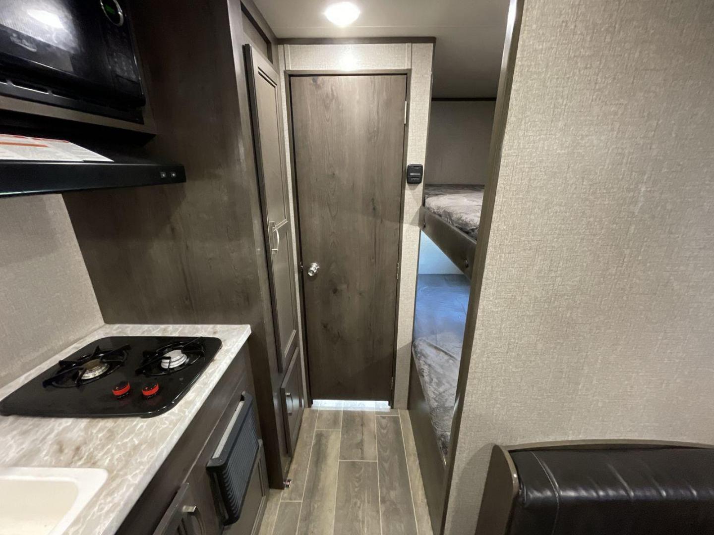 2021 JAYCO JAY FLIGHT SLX 174BH (1UJBJ0AJ1M1) , Length: 21.67 ft | Dry Weight: 3,075 lbs | GVWR: 3,950 lbs | Slides: 0 transmission, located at 4319 N Main Street, Cleburne, TX, 76033, (817) 221-0660, 32.435829, -97.384178 - Take the 2021 Jayco Jay Flight SLX 174BH travel trailer out on your camping adventures. This lightweight and small RV is ideal for people looking for an affordable and cozy way to enjoy the great outdoors. The dimensions of this unit are 21.67 ft in length, 7.08 ft in width, and 9.17 ft in height. I - Photo#14