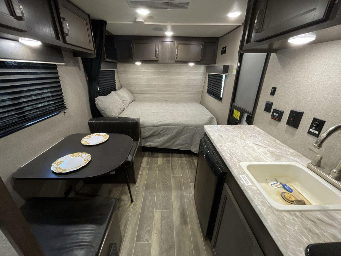 2021 JAYCO JAY FLIGHT SLX 174BH (1UJBJ0AJ1M1) , Length: 21.67 ft | Dry Weight: 3,075 lbs | GVWR: 3,950 lbs | Slides: 0 transmission, located at 4319 N Main Street, Cleburne, TX, 76033, (817) 221-0660, 32.435829, -97.384178 - Take the 2021 Jayco Jay Flight SLX 174BH travel trailer out on your camping adventures. This lightweight and small RV is ideal for people looking for an affordable and cozy way to enjoy the great outdoors. The dimensions of this unit are 21.67 ft in length, 7.08 ft in width, and 9.17 ft in height. I - Photo#15