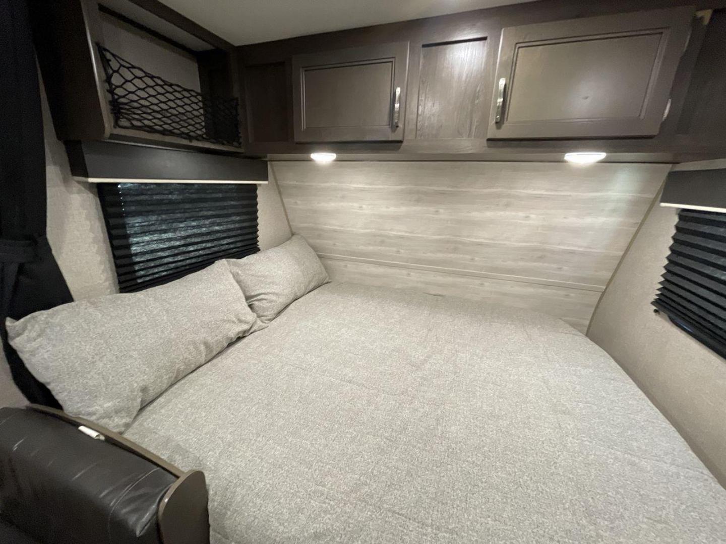 2021 JAYCO JAY FLIGHT SLX 174BH (1UJBJ0AJ1M1) , Length: 21.67 ft | Dry Weight: 3,075 lbs | GVWR: 3,950 lbs | Slides: 0 transmission, located at 4319 N Main Street, Cleburne, TX, 76033, (817) 221-0660, 32.435829, -97.384178 - Take the 2021 Jayco Jay Flight SLX 174BH travel trailer out on your camping adventures. This lightweight and small RV is ideal for people looking for an affordable and cozy way to enjoy the great outdoors. The dimensions of this unit are 21.67 ft in length, 7.08 ft in width, and 9.17 ft in height. I - Photo#16