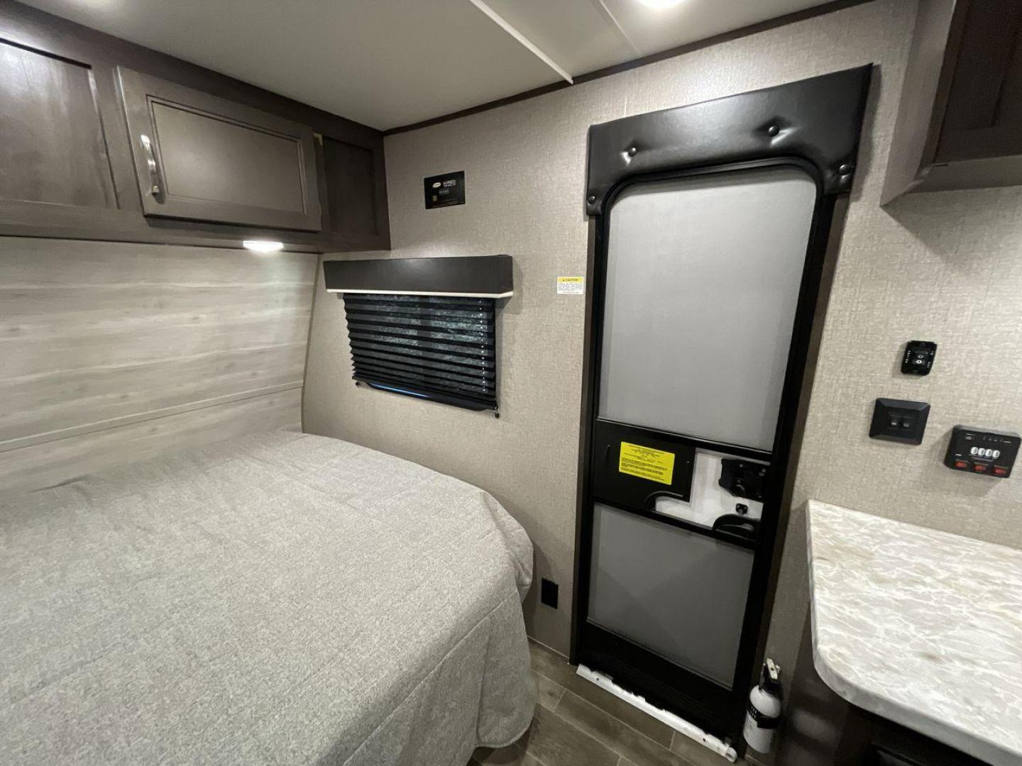 2021 JAYCO JAY FLIGHT SLX 174BH (1UJBJ0AJ1M1) , Length: 21.67 ft | Dry Weight: 3,075 lbs | GVWR: 3,950 lbs | Slides: 0 transmission, located at 4319 N Main Street, Cleburne, TX, 76033, (817) 221-0660, 32.435829, -97.384178 - Take the 2021 Jayco Jay Flight SLX 174BH travel trailer out on your camping adventures. This lightweight and small RV is ideal for people looking for an affordable and cozy way to enjoy the great outdoors. The dimensions of this unit are 21.67 ft in length, 7.08 ft in width, and 9.17 ft in height. I - Photo#17