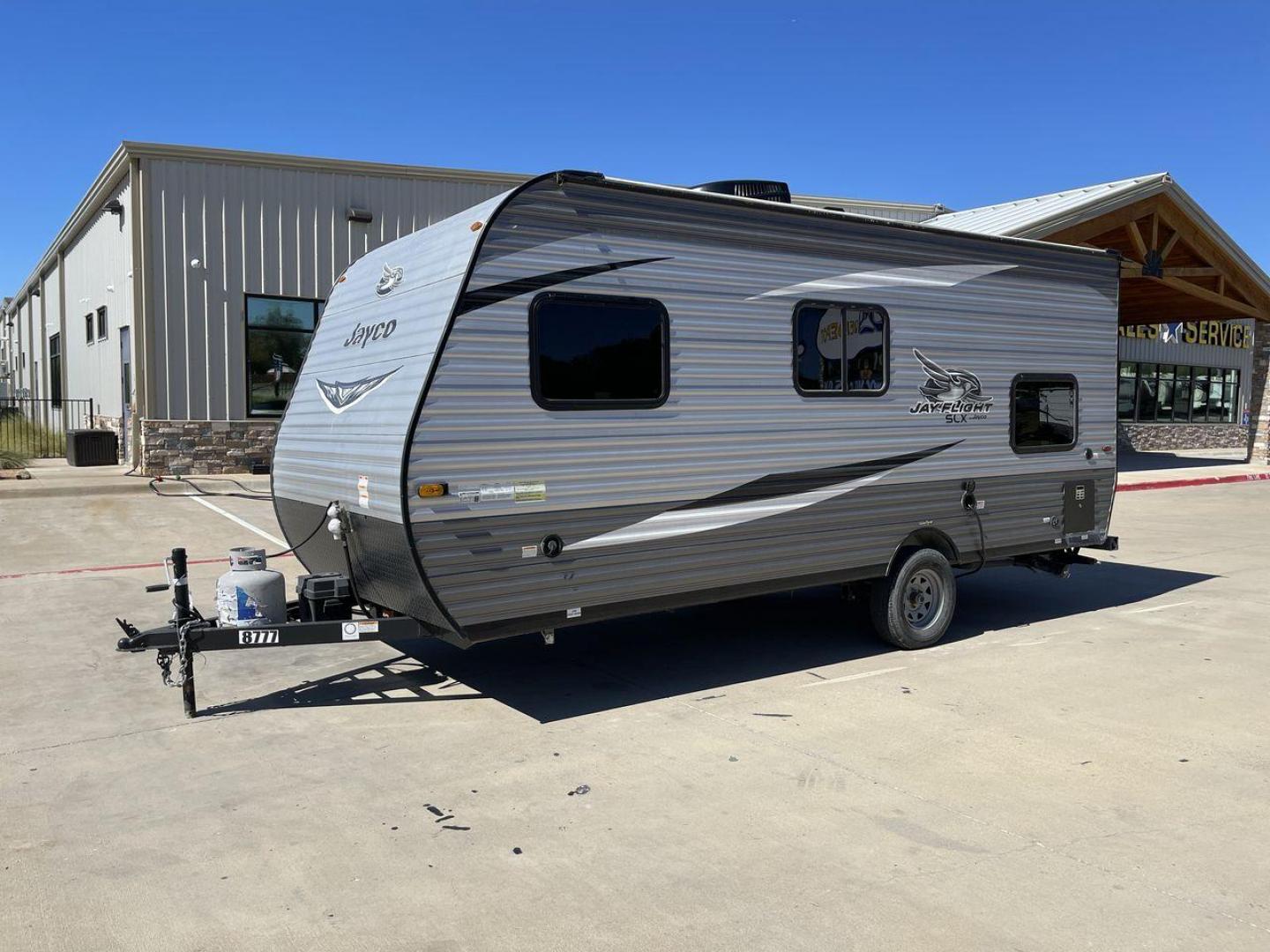 2021 JAYCO JAY FLIGHT SLX 174BH (1UJBJ0AJ1M1) , Length: 21.67 ft | Dry Weight: 3,075 lbs | GVWR: 3,950 lbs | Slides: 0 transmission, located at 4319 N Main Street, Cleburne, TX, 76033, (817) 221-0660, 32.435829, -97.384178 - Take the 2021 Jayco Jay Flight SLX 174BH travel trailer out on your camping adventures. This lightweight and small RV is ideal for people looking for an affordable and cozy way to enjoy the great outdoors. The dimensions of this unit are 21.67 ft in length, 7.08 ft in width, and 9.17 ft in height. I - Photo#23