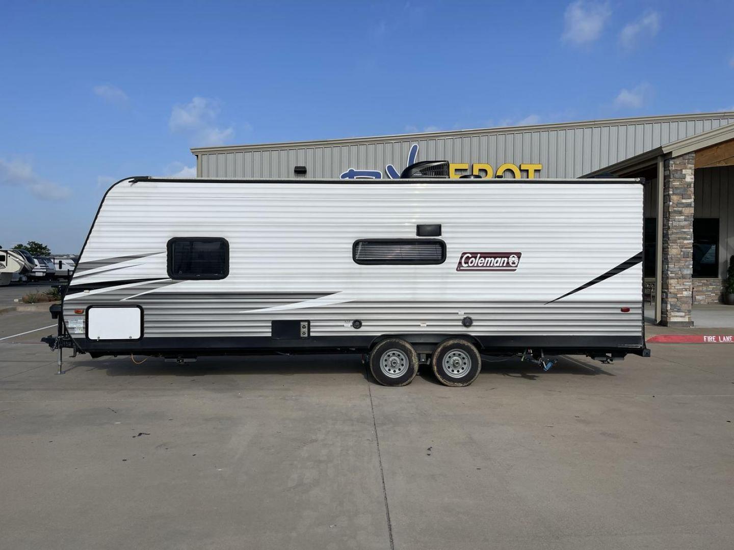 2021 WHITE KEYSTONE COLEMAN 274BH (4YDT27429MH) , Length: 28.58 ft. | Dry Weight: 4,789 lbs. | Slides: 0 transmission, located at 4319 N Main Street, Cleburne, TX, 76033, (817) 221-0660, 32.435829, -97.384178 - Set out on an adventure-filled, comfortable journey in the 2021 Keystone Coleman 274BH travel trailer. Families looking for a fun and memorable camping trip will love this well-designed and adaptable travel companion. The dimensions of this unit are 28.58 ft in length, 8 ft in width, and 10.33 ft - Photo#24