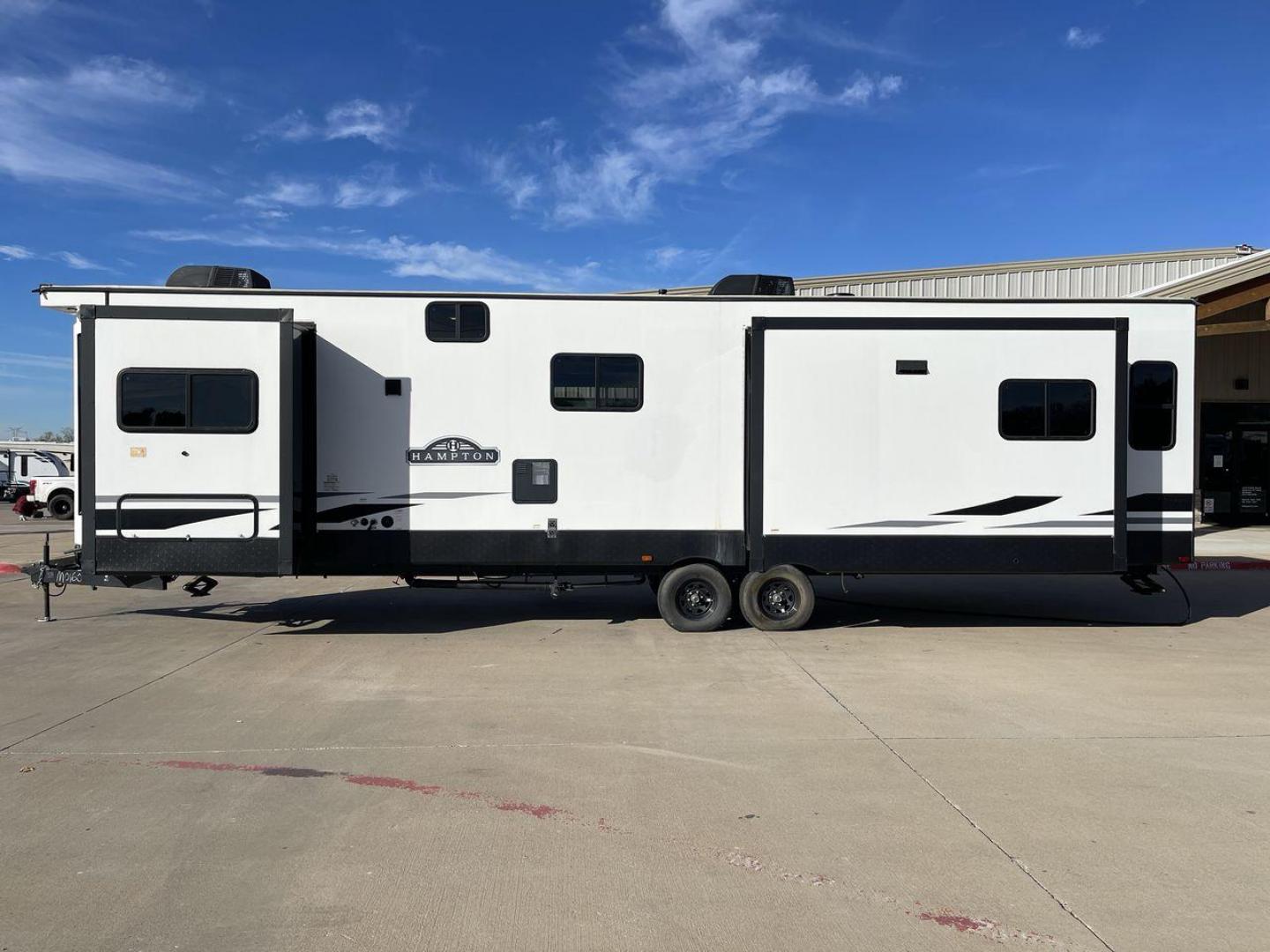 2021 KEYSTONE HAMPTON 374BAR (4YDT37426M5) , Length: 41 ft. | Dry Weight: 10,818 lbs. | Slides: 3 transmission, located at 4319 N Main Street, Cleburne, TX, 76033, (817) 221-0660, 32.435829, -97.384178 - Photo#24